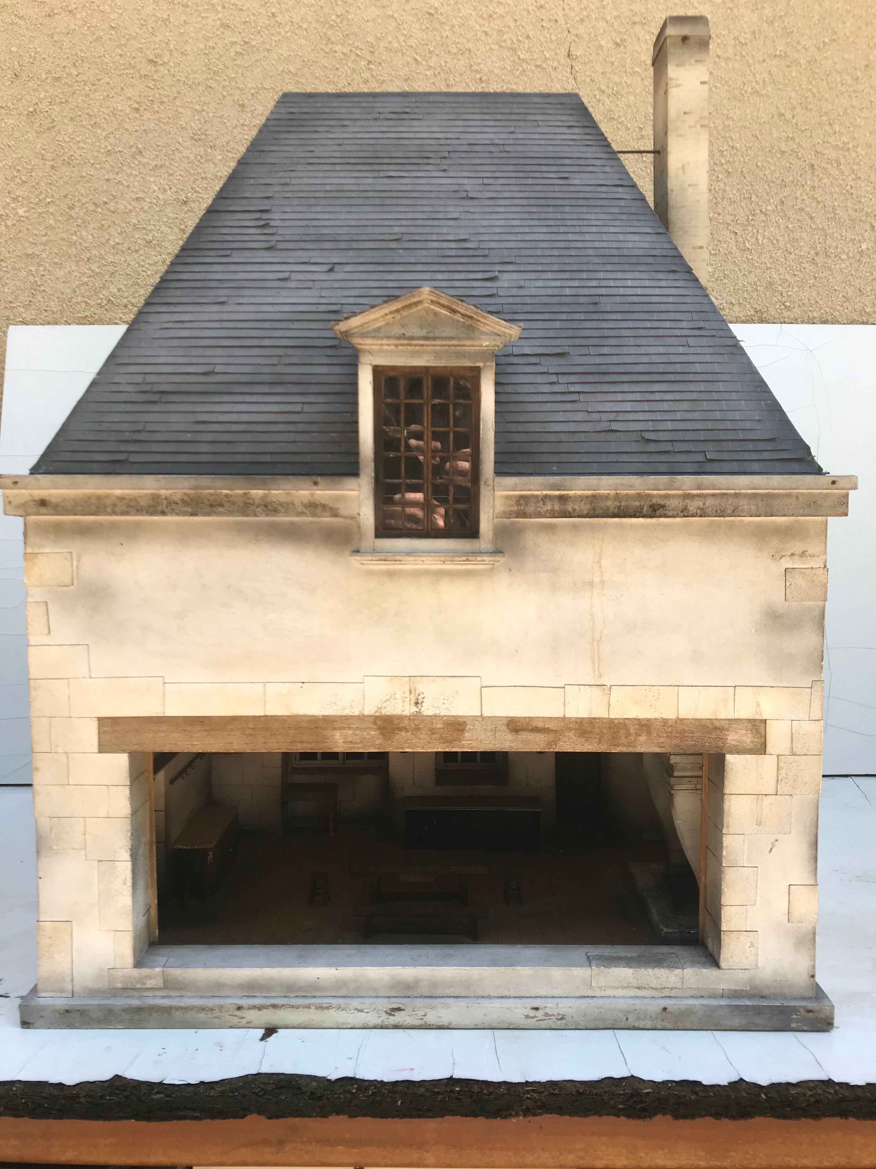 Ancienne maison de poupée