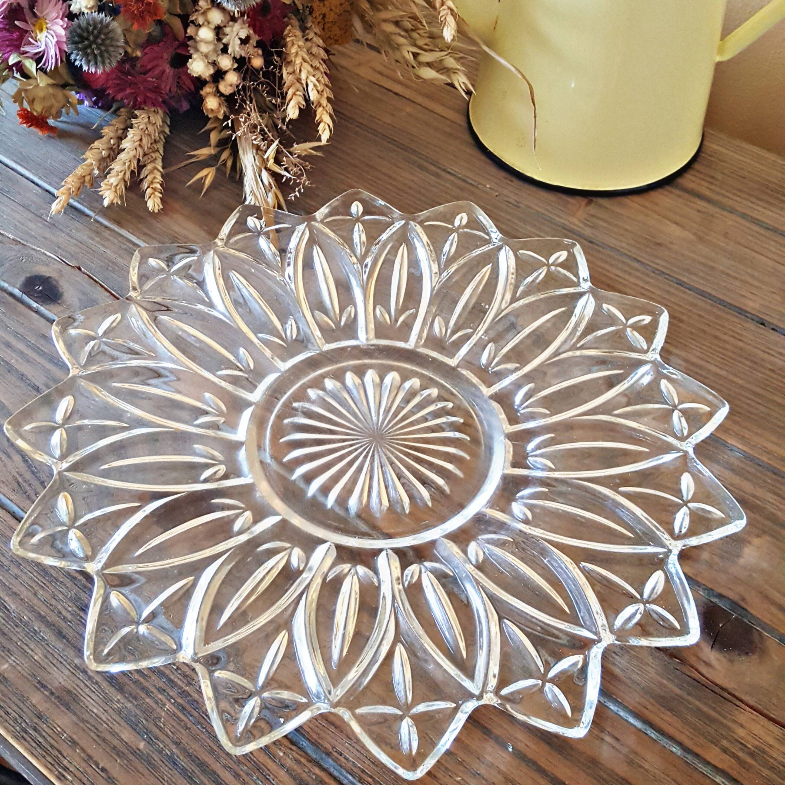 Star-shaped chiseled glass dish