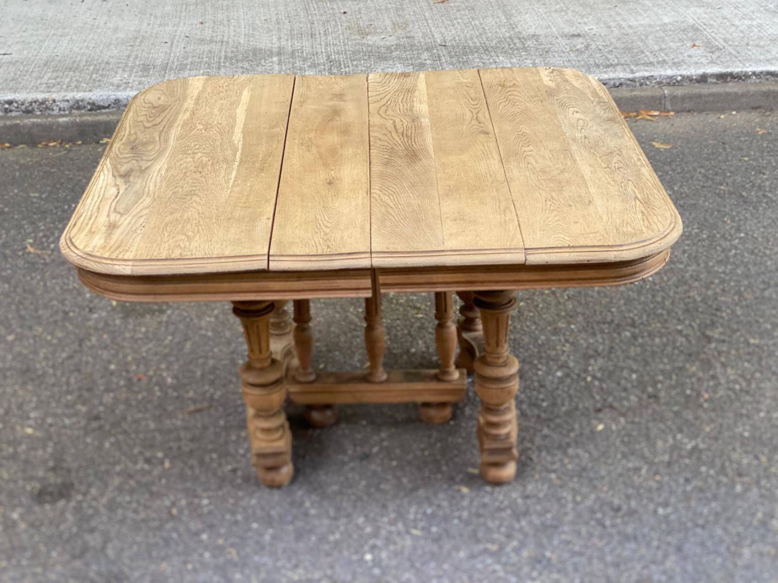 Henri II dining table stripped in solid oak from the 19th century.