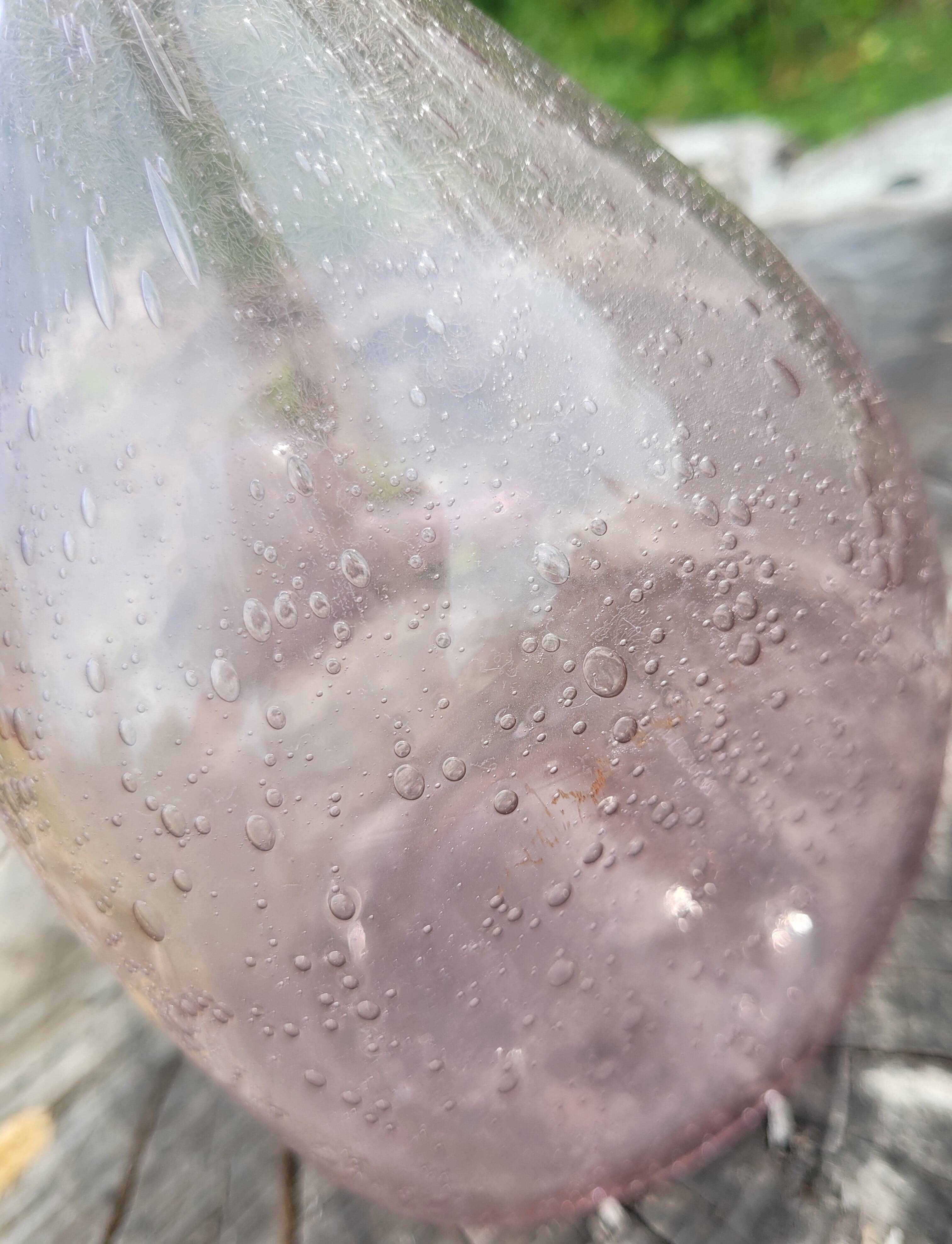 Bouteille en verre soufflé bullé, style verrerie Biot.