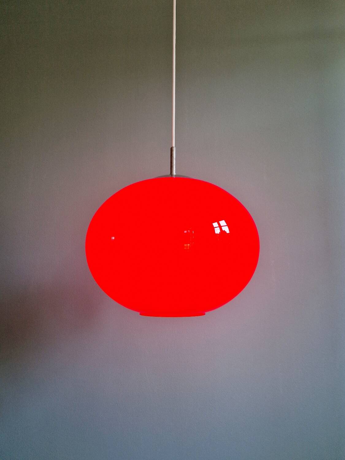 Grande suspension Space Age en opaline rouge, années 1960-70