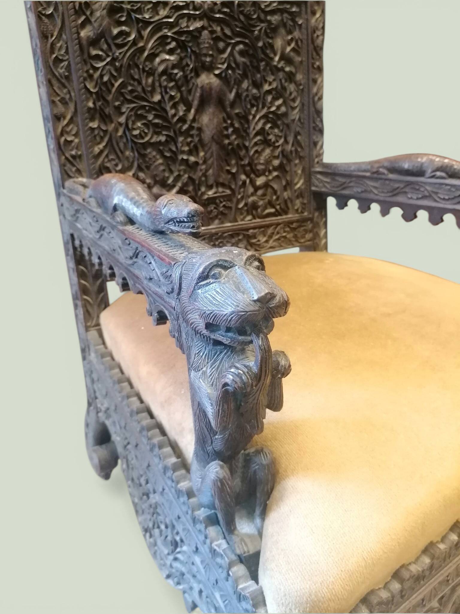 Indian throne chair in carved red wood - Buddhist / Hindu.