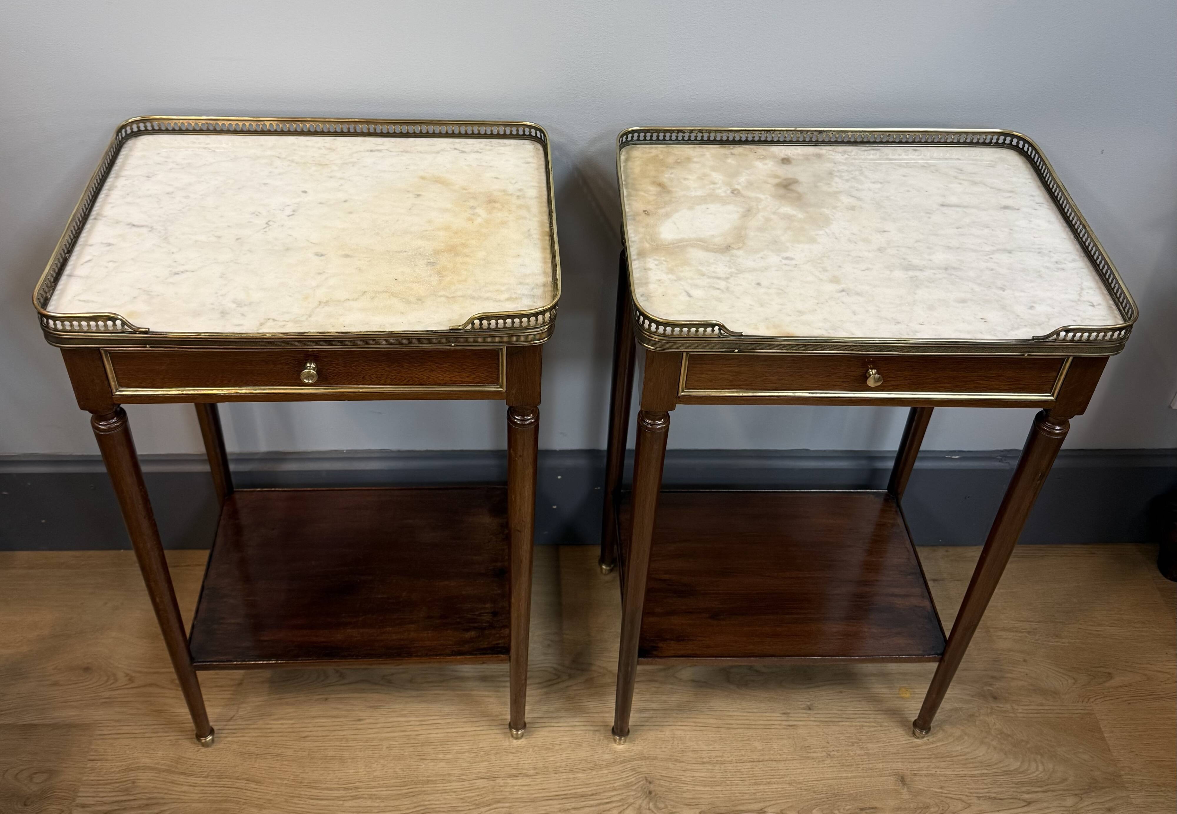 Paire de chevets style Louis XVI en acajou