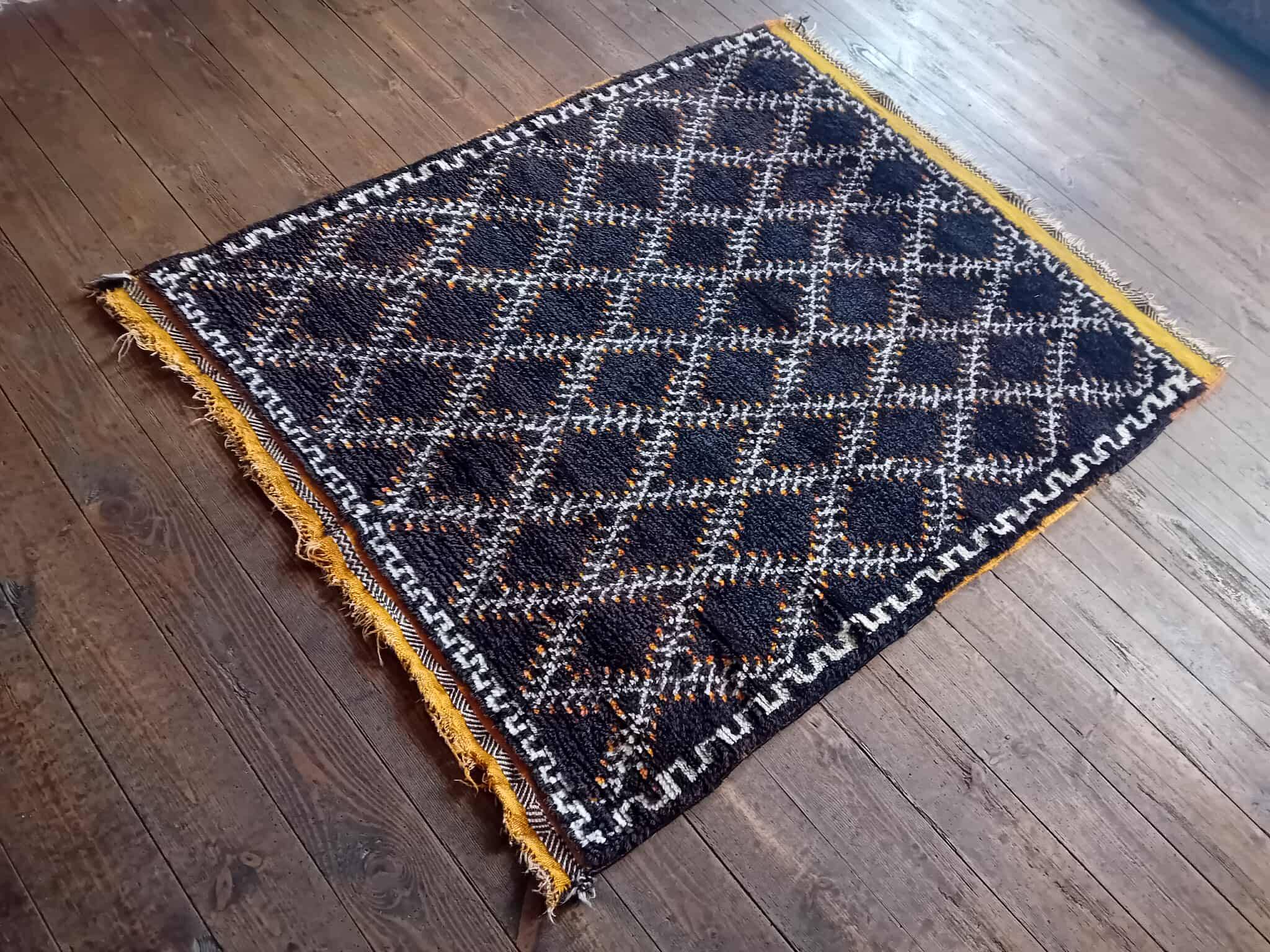 Handmade Berber Taznakht rug 140x109cm