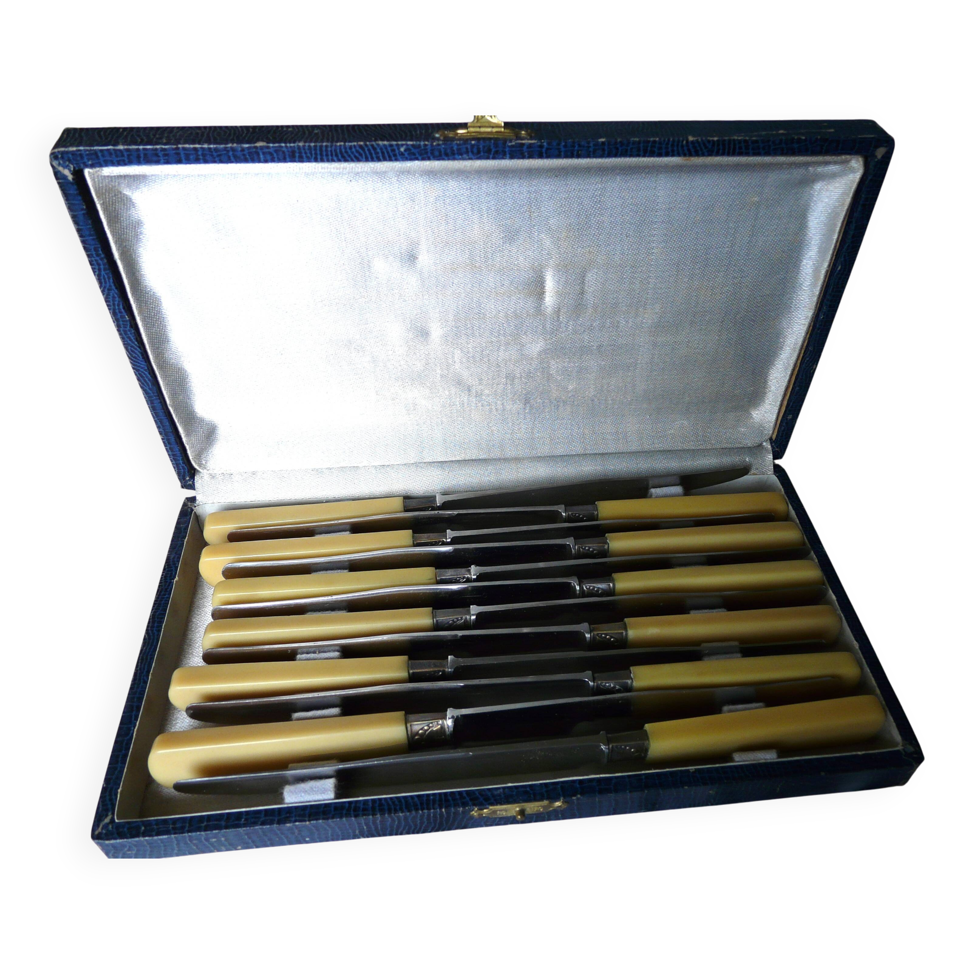 box of 12 stainless steel knives with bakelite handle and silver metal ferrule art decp