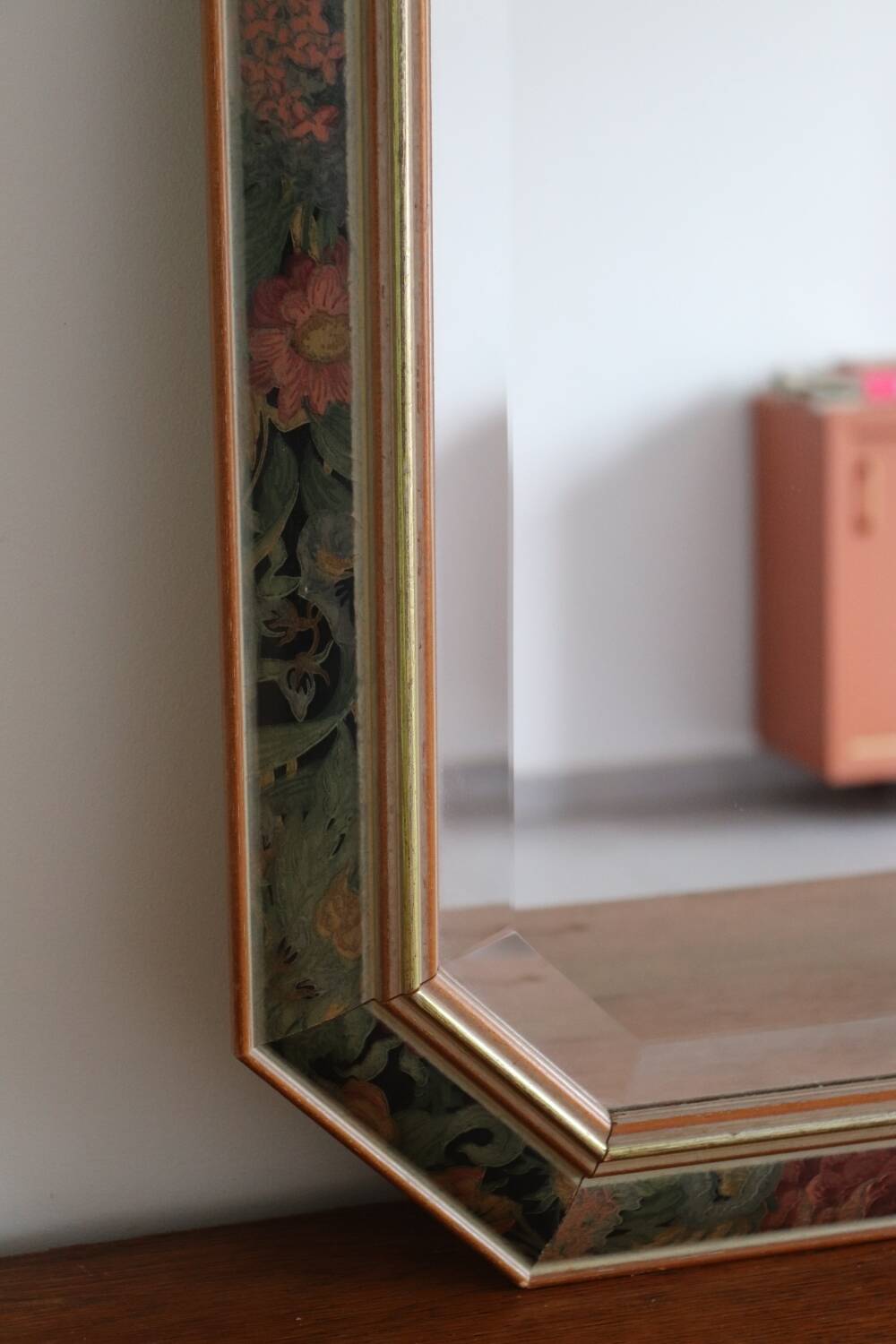 Miroir biseauté en bois peint vintage