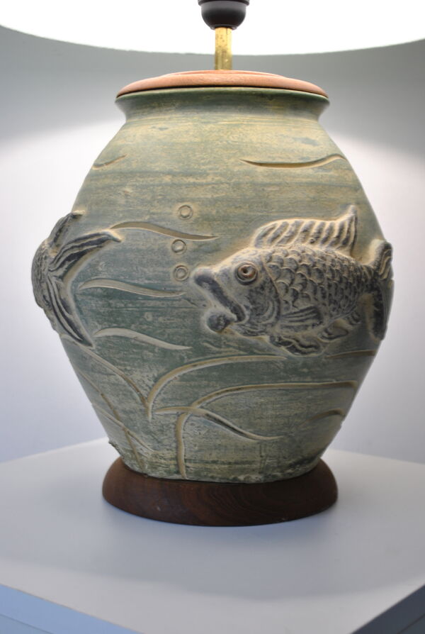 Lampe en céramique décor poisson en relief vers 1970