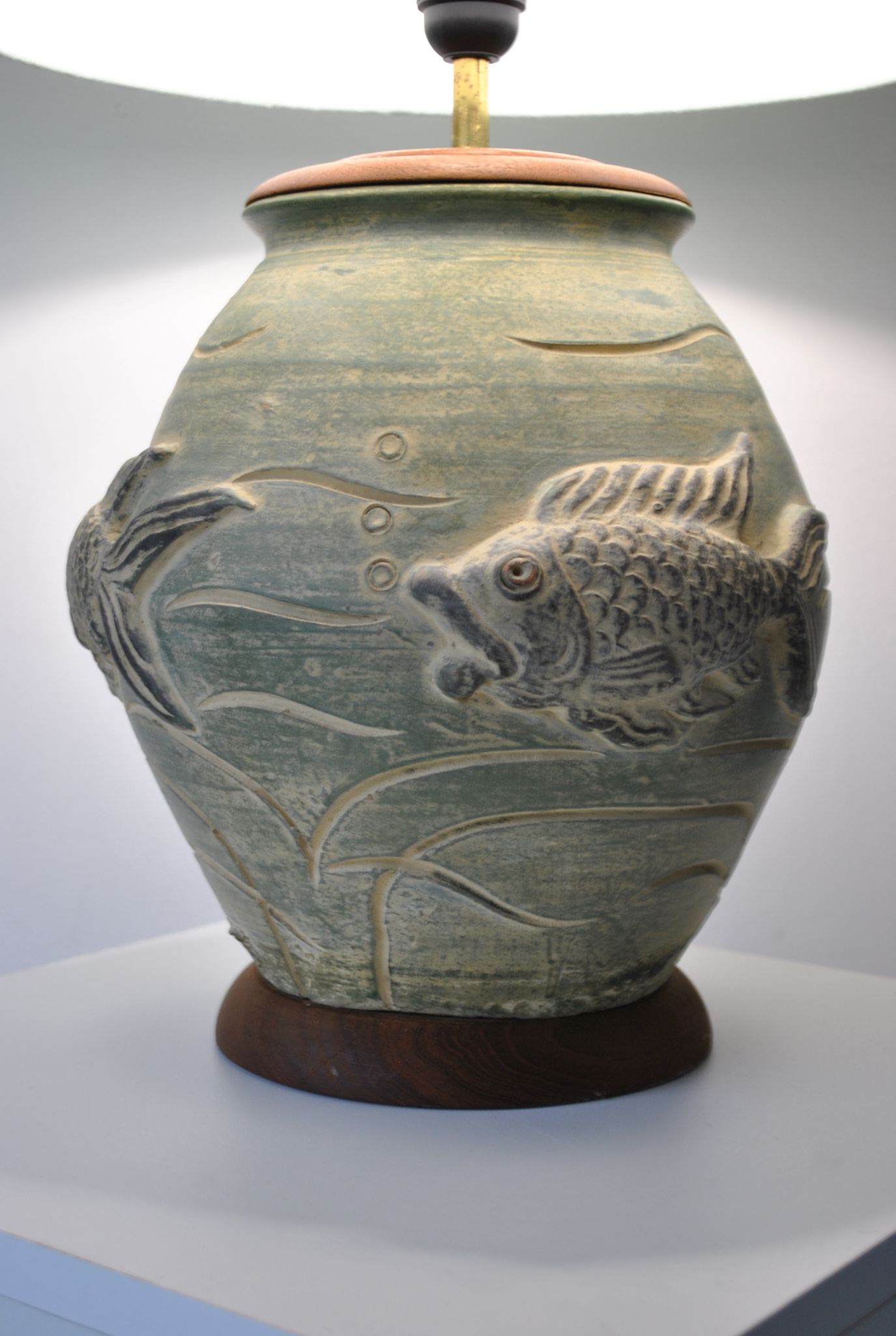 Lampe en céramique décor poisson en relief vers 1970