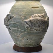 Lampe en céramique décor poisson en relief vers 1970