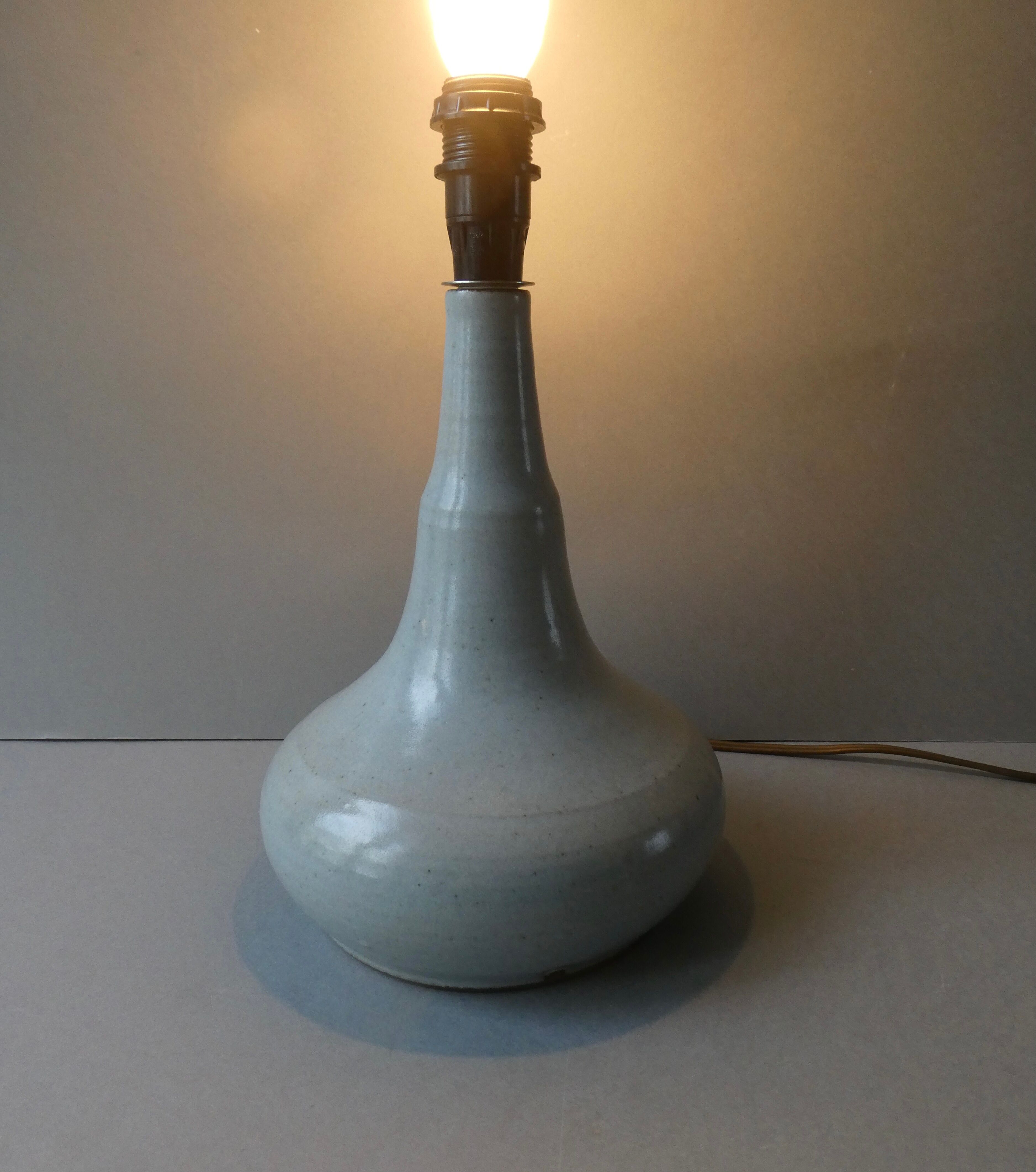 Lampe en grès ton gris bleu des années 70