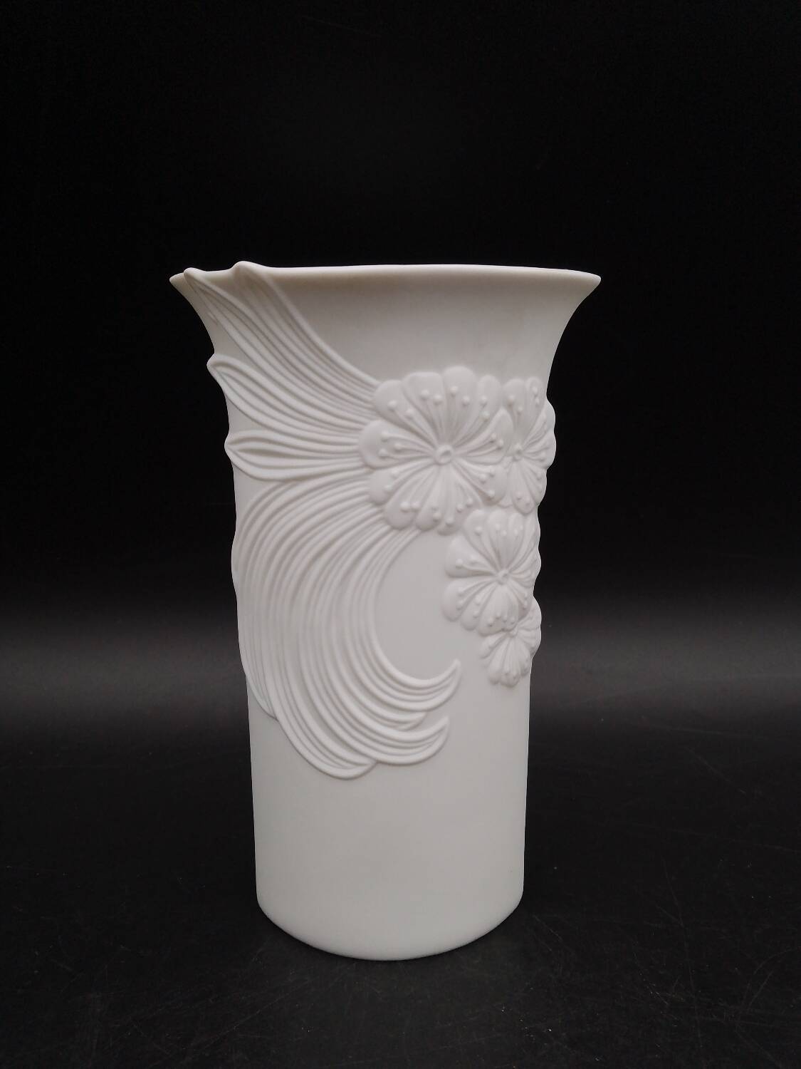 Small oval biscuit vase Porcelain Germany Signed M FREY AK Kaiser 740/1