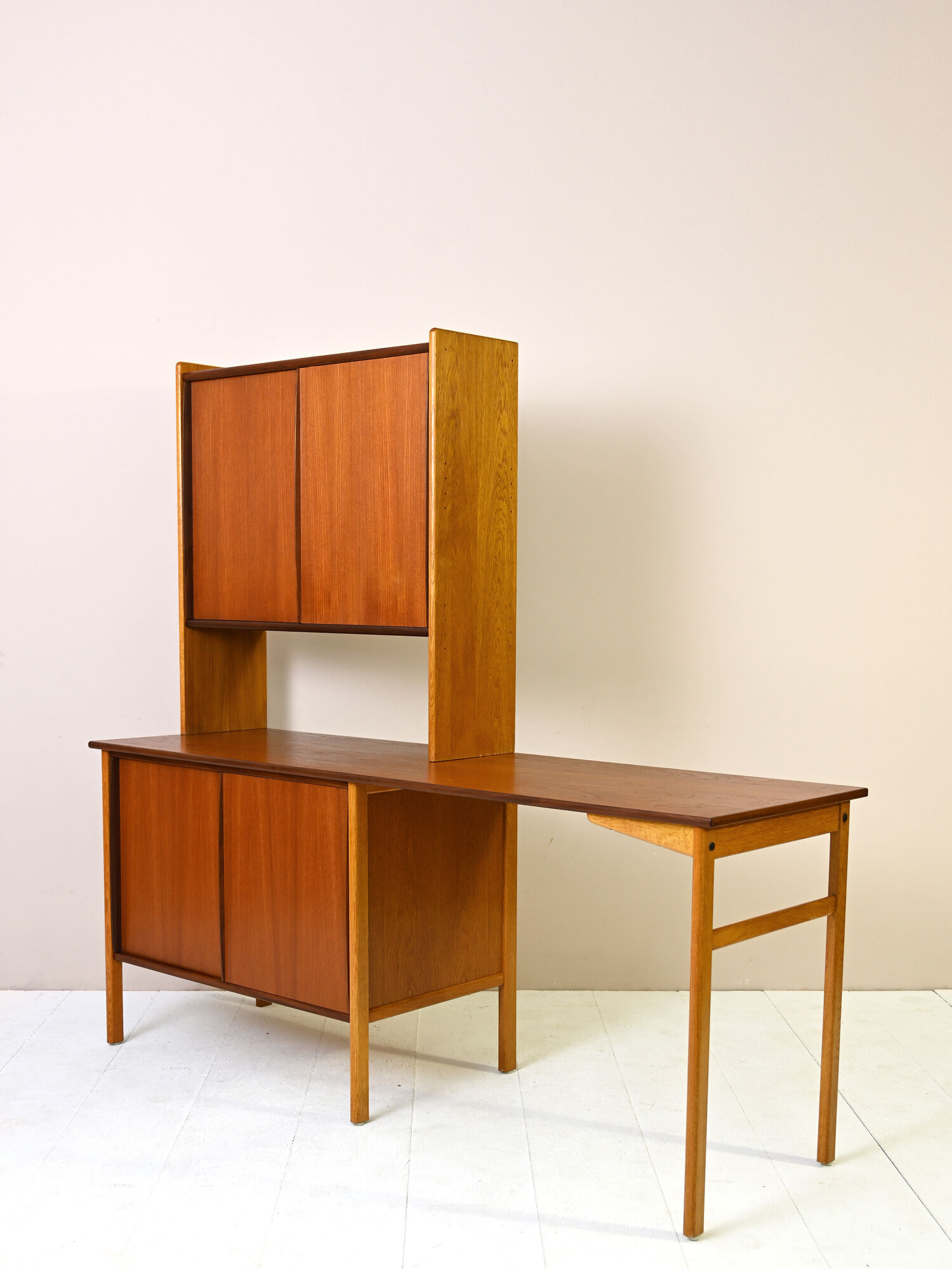 Scandinavian desk with bookcase and compartment with sliding doors