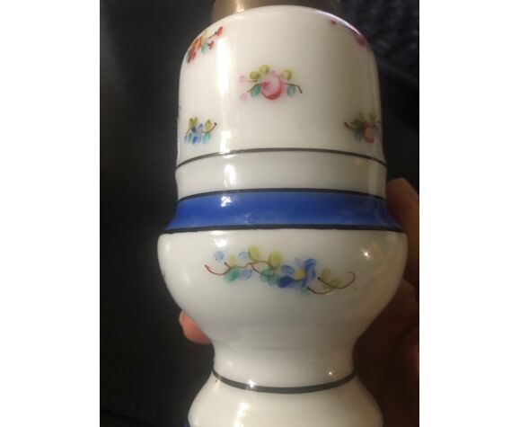 Pied de lampe en porcelaine fine motif floral