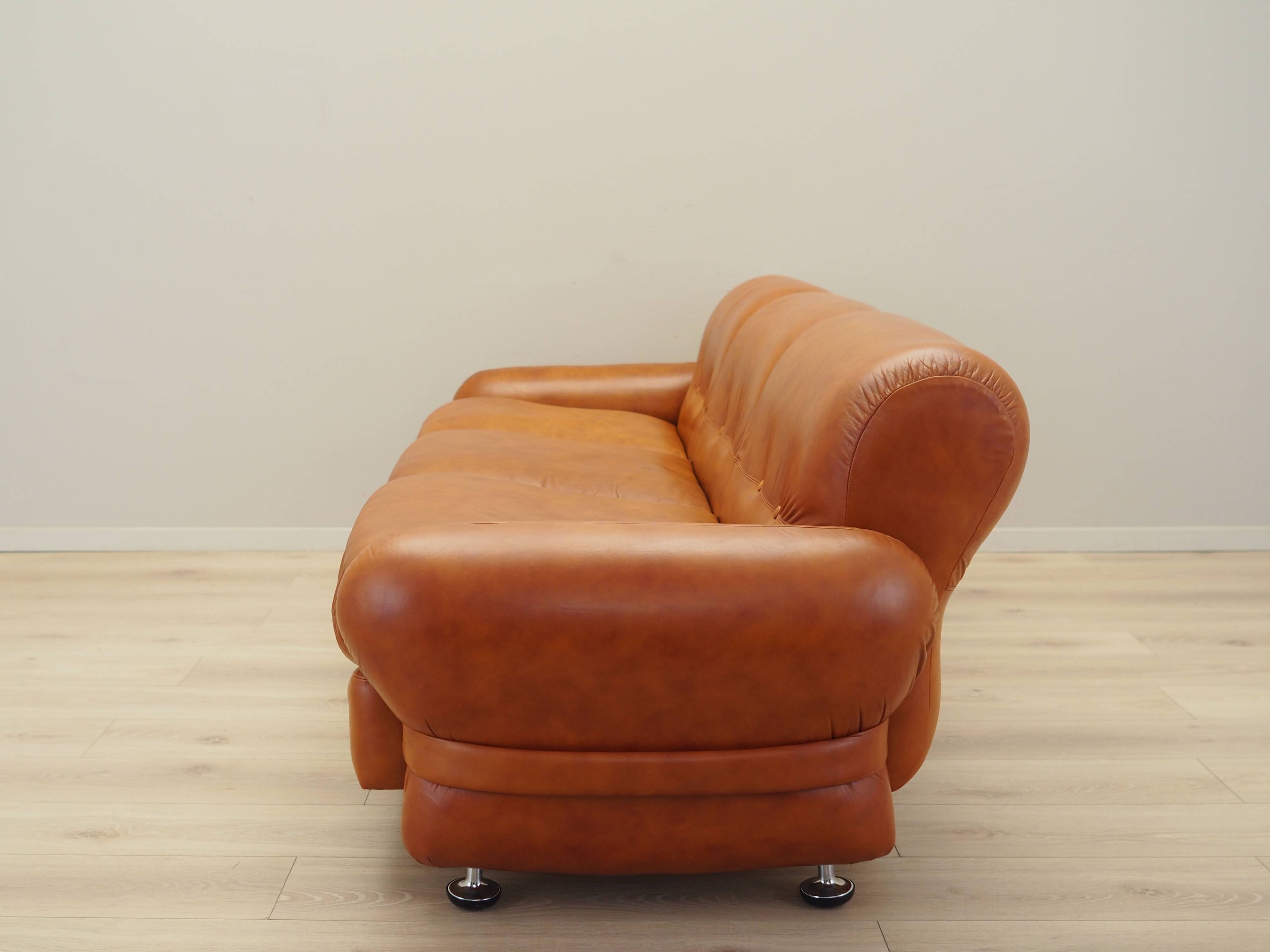 Red leather sofa, Italian design, 1970s, production: Italy