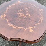 Table d’appoint ancienne en bois sculpté – Plateau marqueté