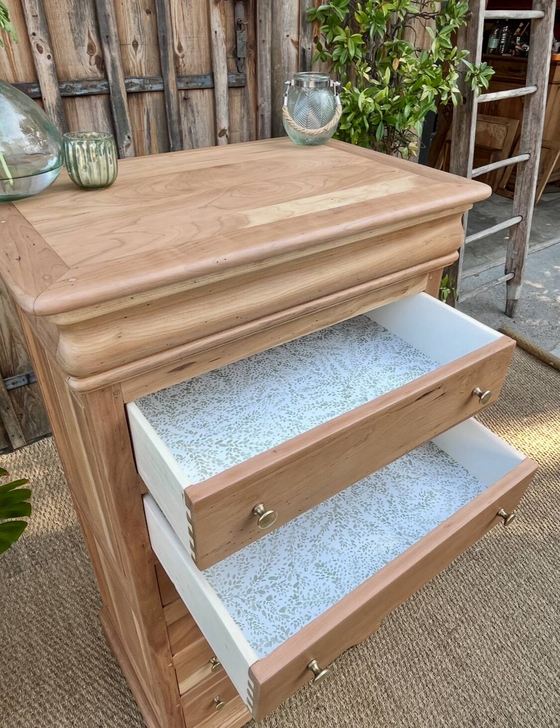 Solid wood chest of drawers
