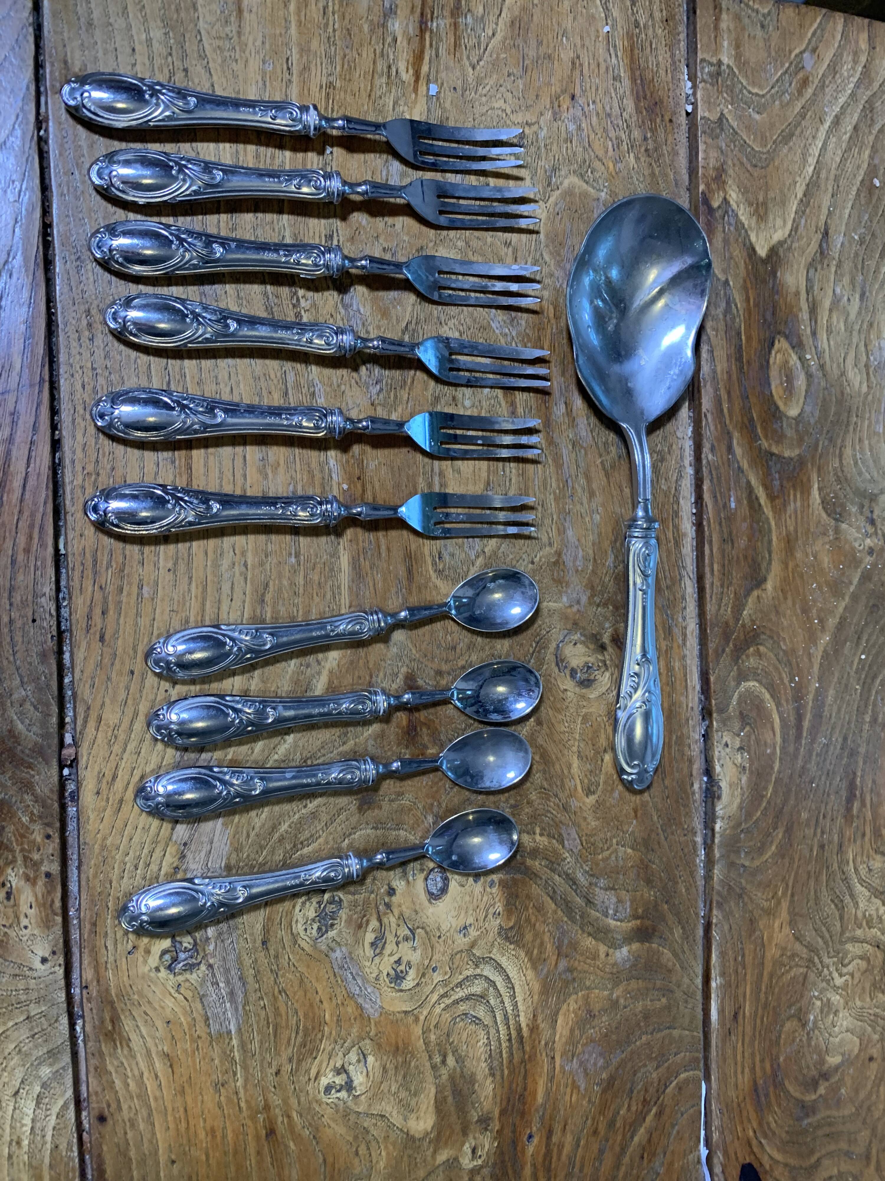 Service de couverts à dessert composé de 11 pièces poinçon 800 ouvragées anciens et collector