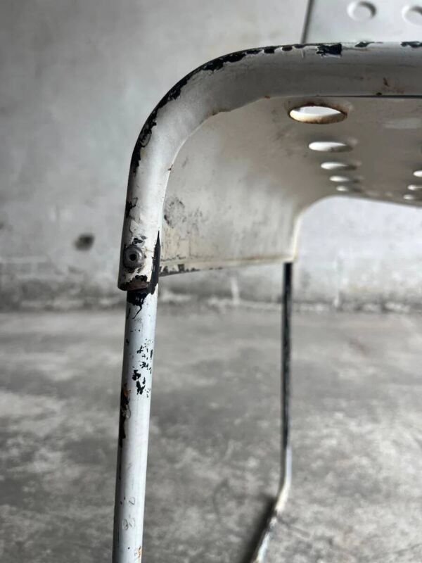 Chaise Omstak en acier laqué blanc, conçue par Rodney Kinsman pour Bieffeplast (1971). Piètement traîneau industriel