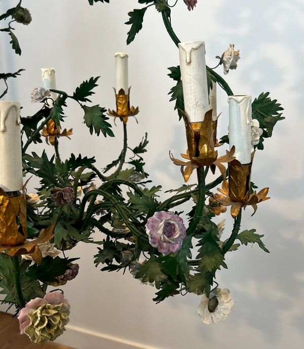 Lustre corbeille en feuillage de métal laqué vert et fleurs de porcelaine de Meissen de style Louis XVI