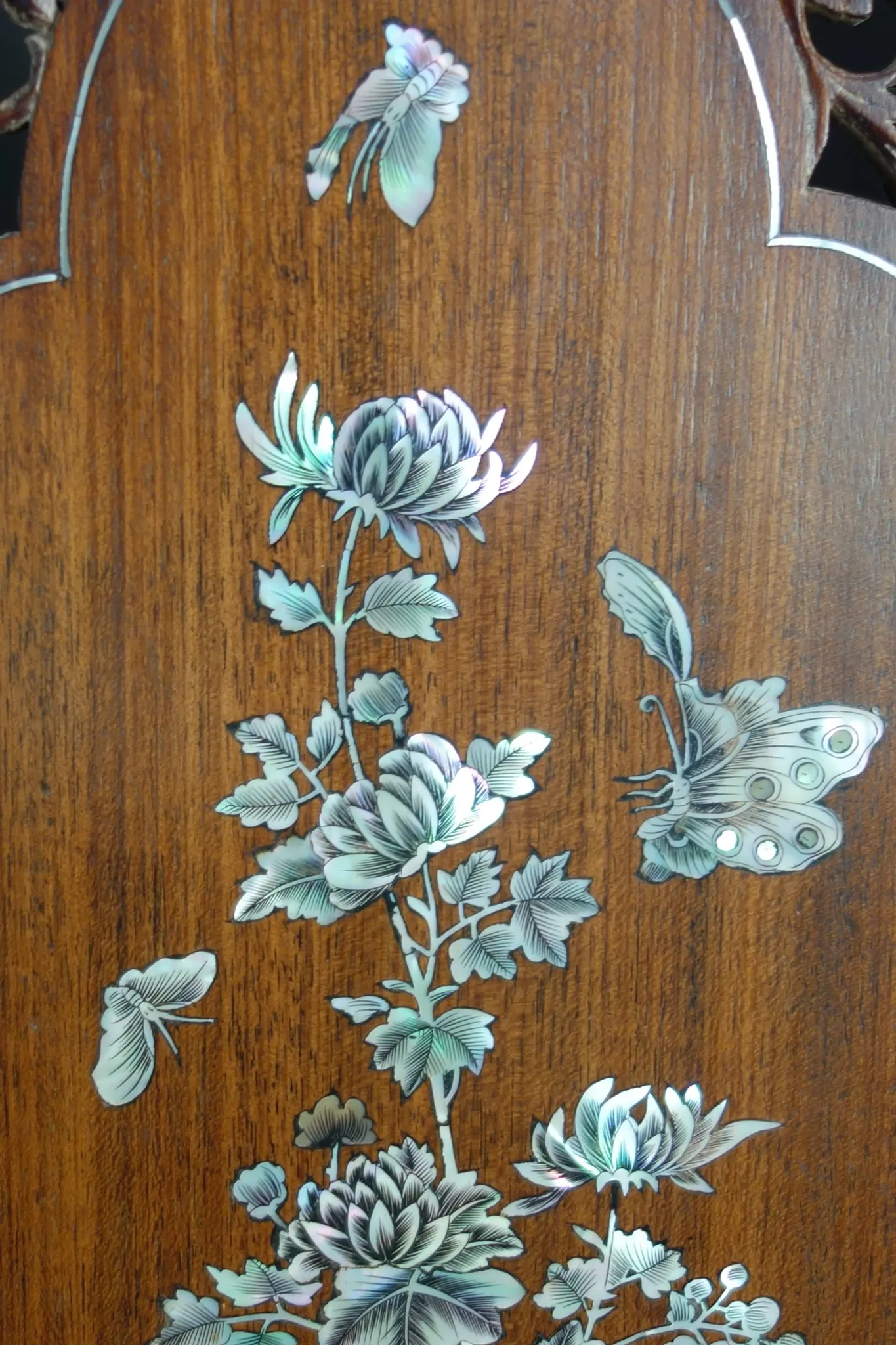 Asian screen in carved wood and mother-of-pearl marquetry.