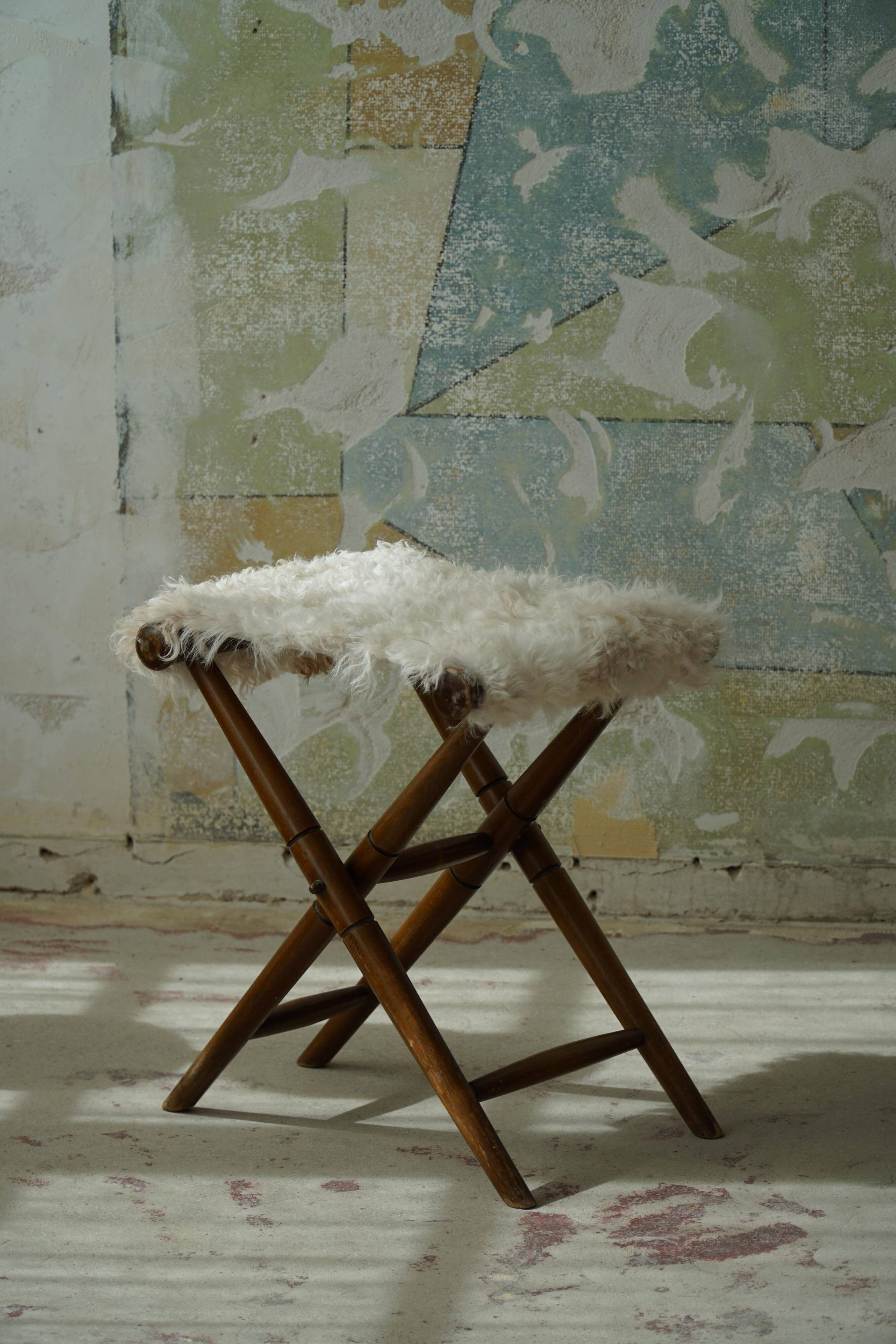 Tabouret pliant, retapissé en peau de mouton à poils longs, style mi-siècle moderne, années 1950