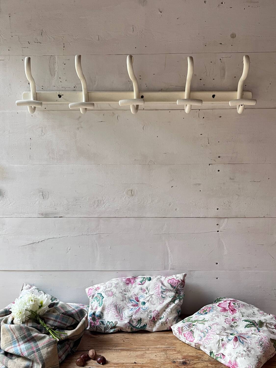 Long porte-manteau en bois courbé blanc