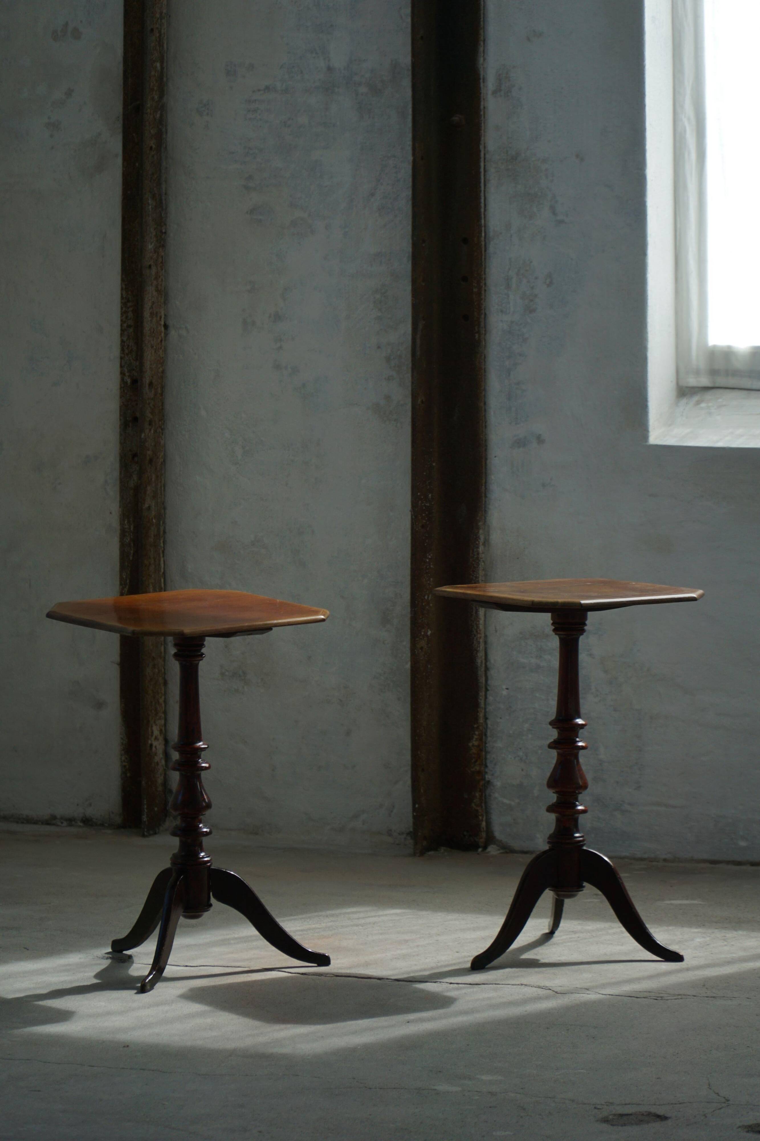 Pair of English side tables / pedestals, walnut wood, mid-century, 1940s.