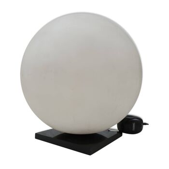 Lampe boule lumière blanche sur socle