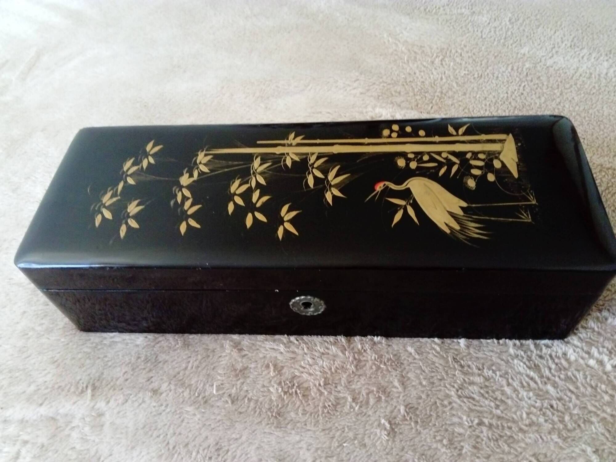 Glove box in lacquered wood decorated with a crane among bamboos. China, Japan?