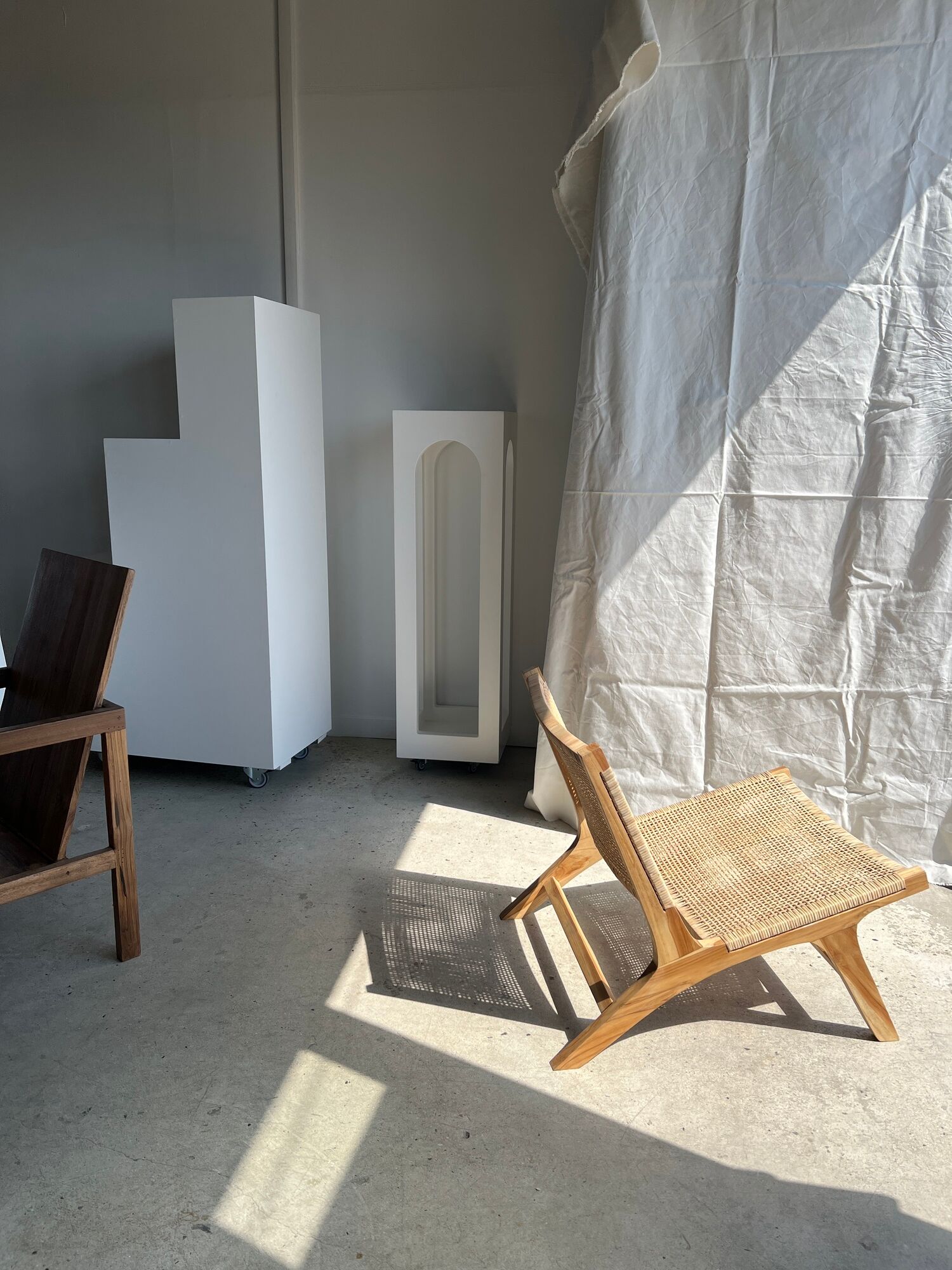 Reclining armchair in natural wood and woven rattan