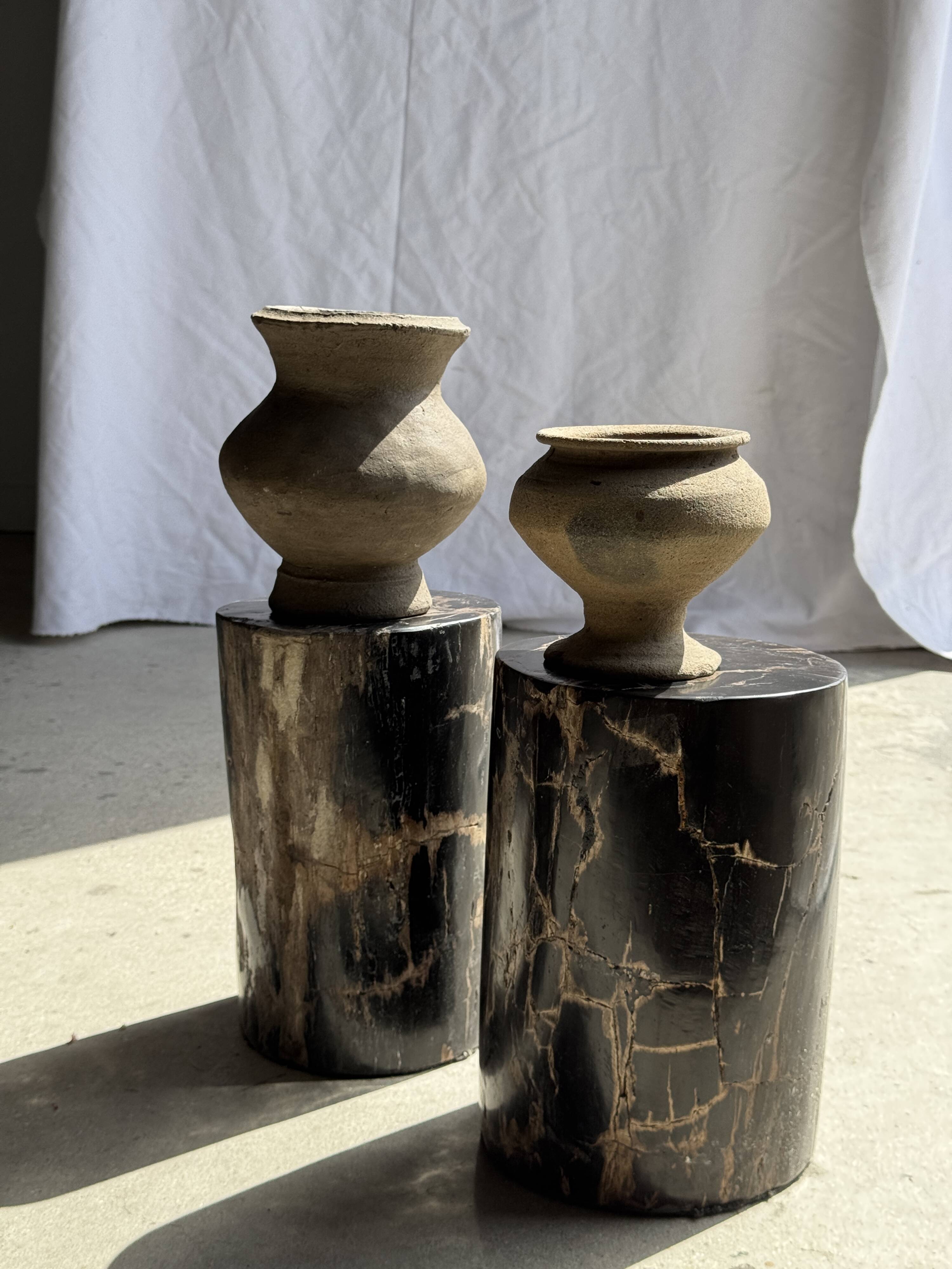 Small black petrified wood side table with beige stripes H28 D18 - 3347
