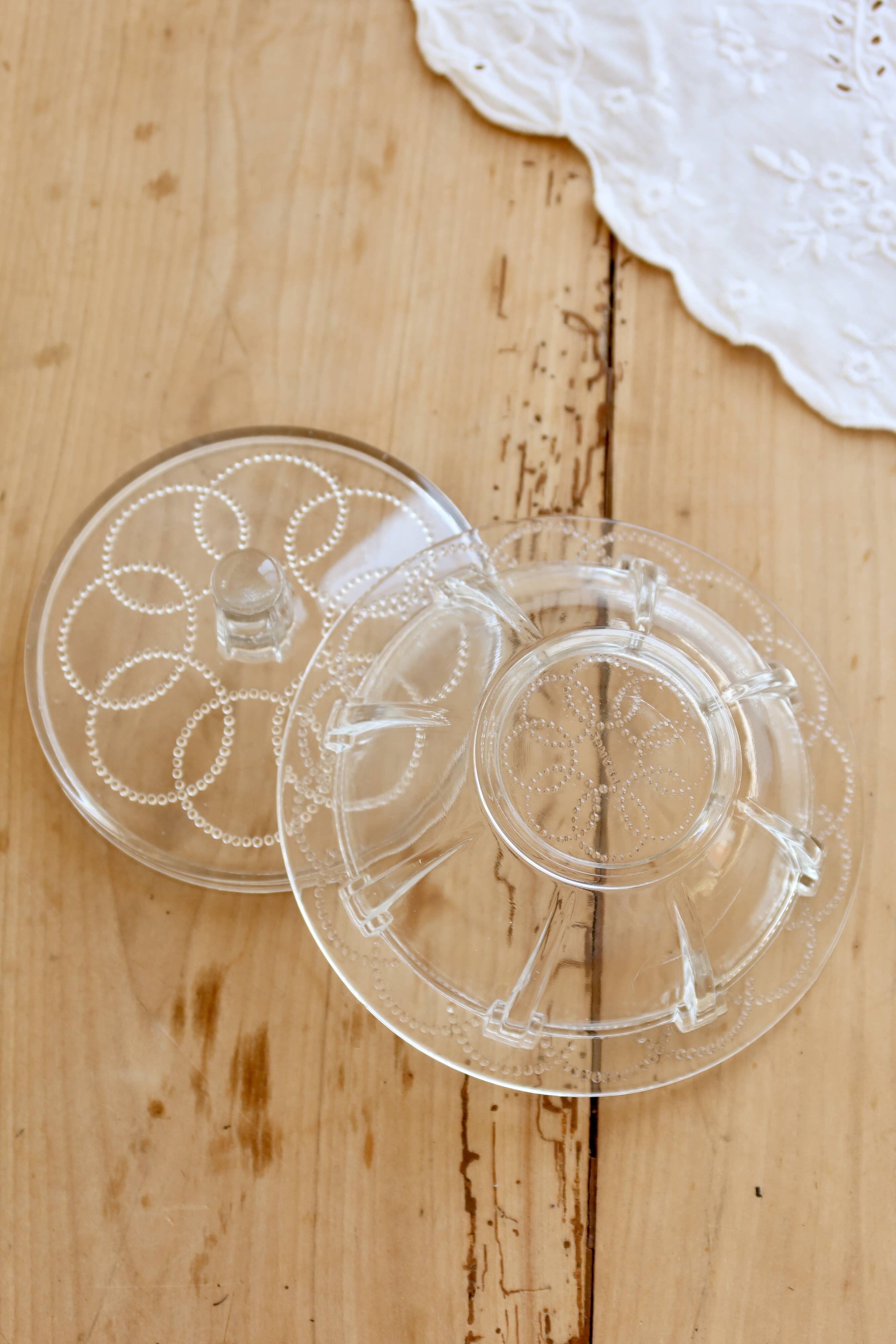 Bonbonnière vintage verre moulé à couvercle – Décor perlé