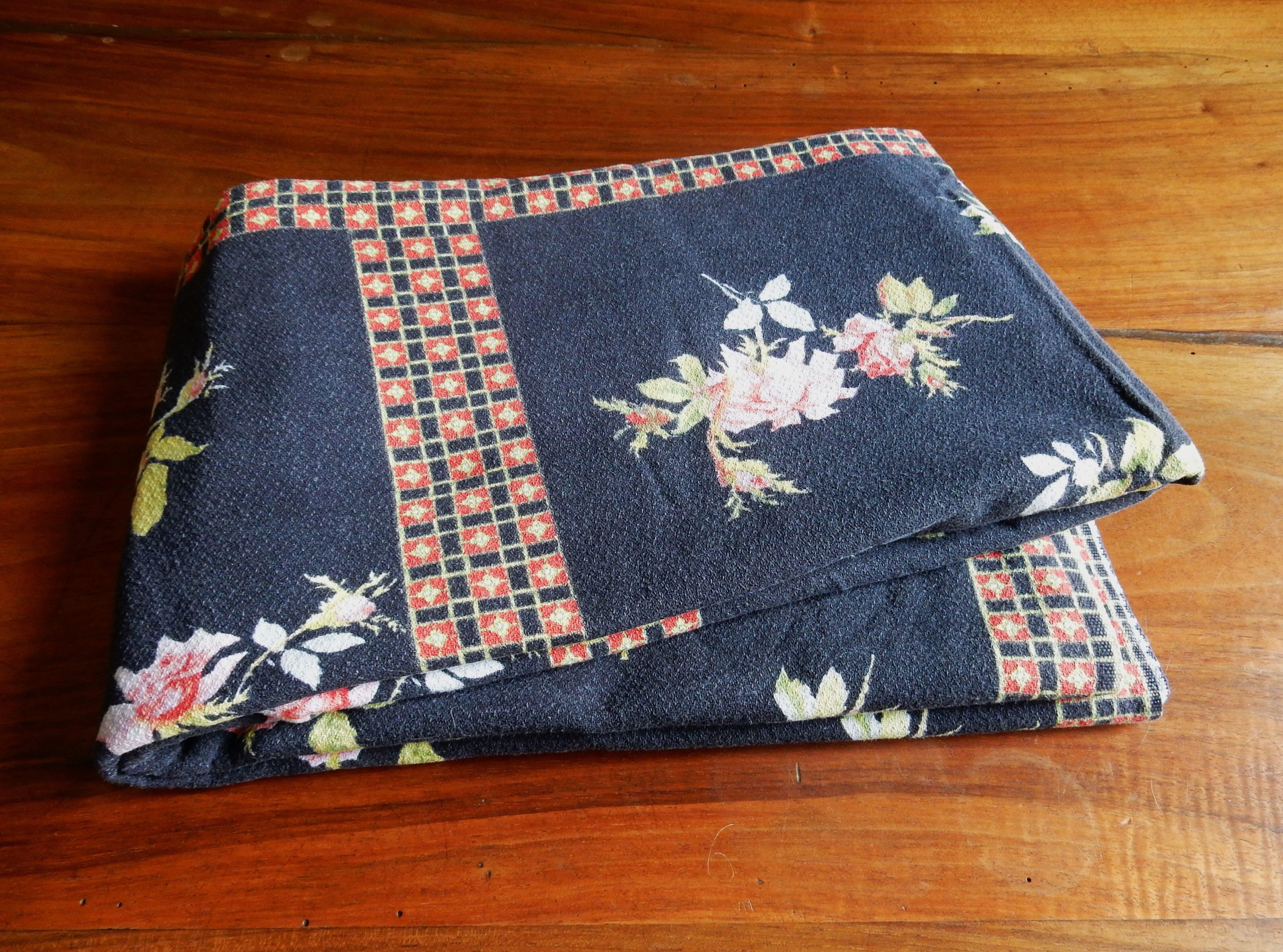 Black tablecloth with bouquets of roses