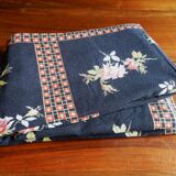 Black tablecloth with bouquets of roses
