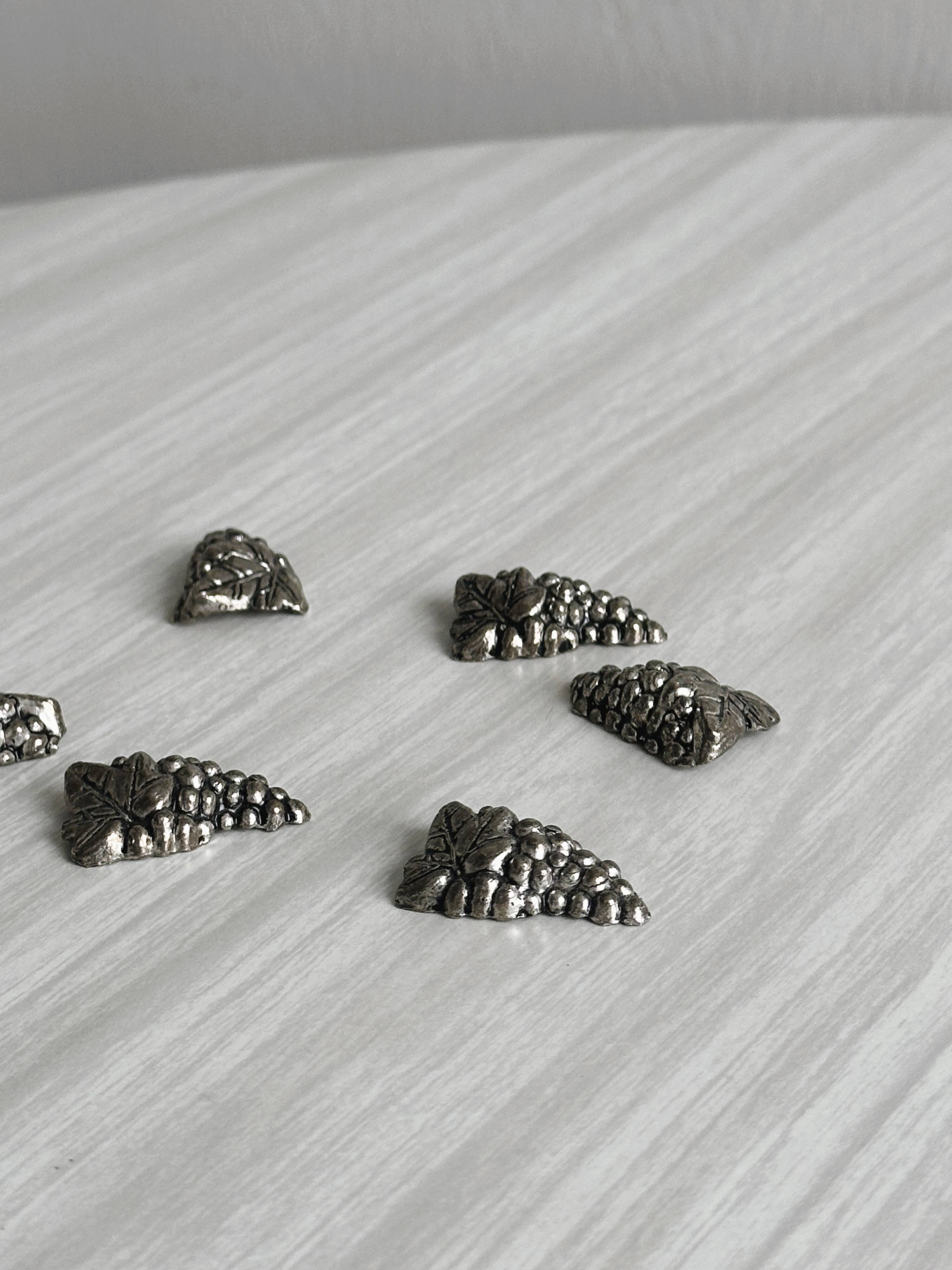 Silver metal grape knife holder