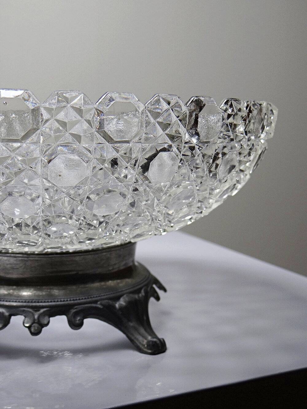Coupe en verre pressé pointes diamants et étain, 1920-1950