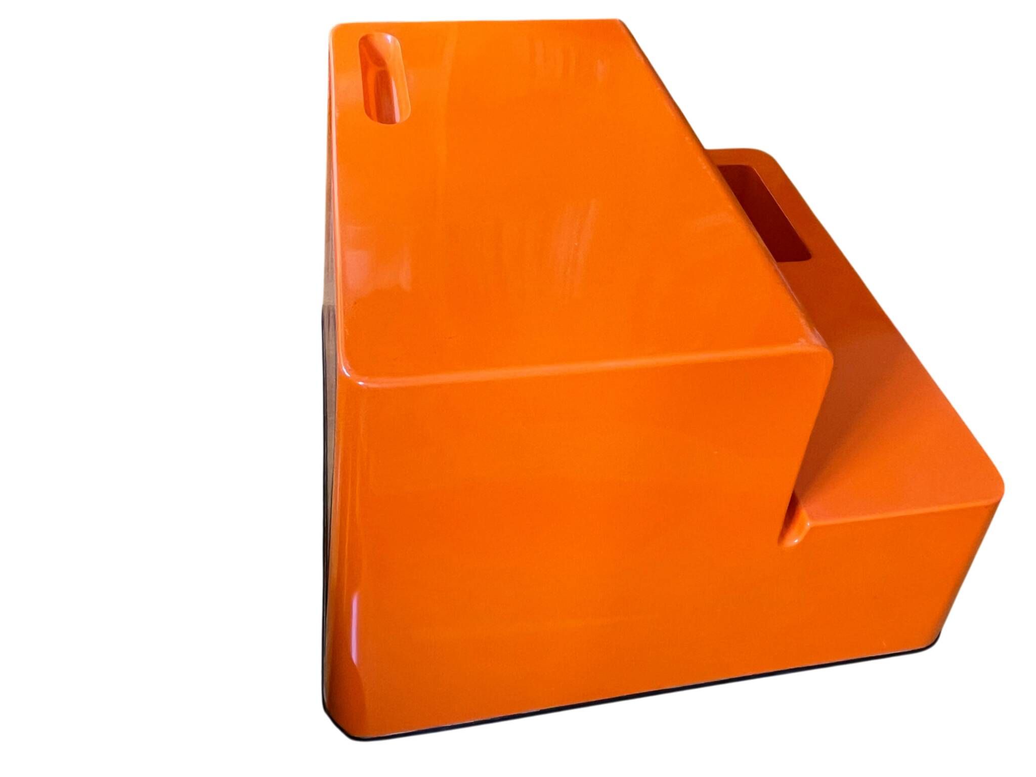 Ozoo Space Age orange storage bench, design by Marc Berthier, 1970s.