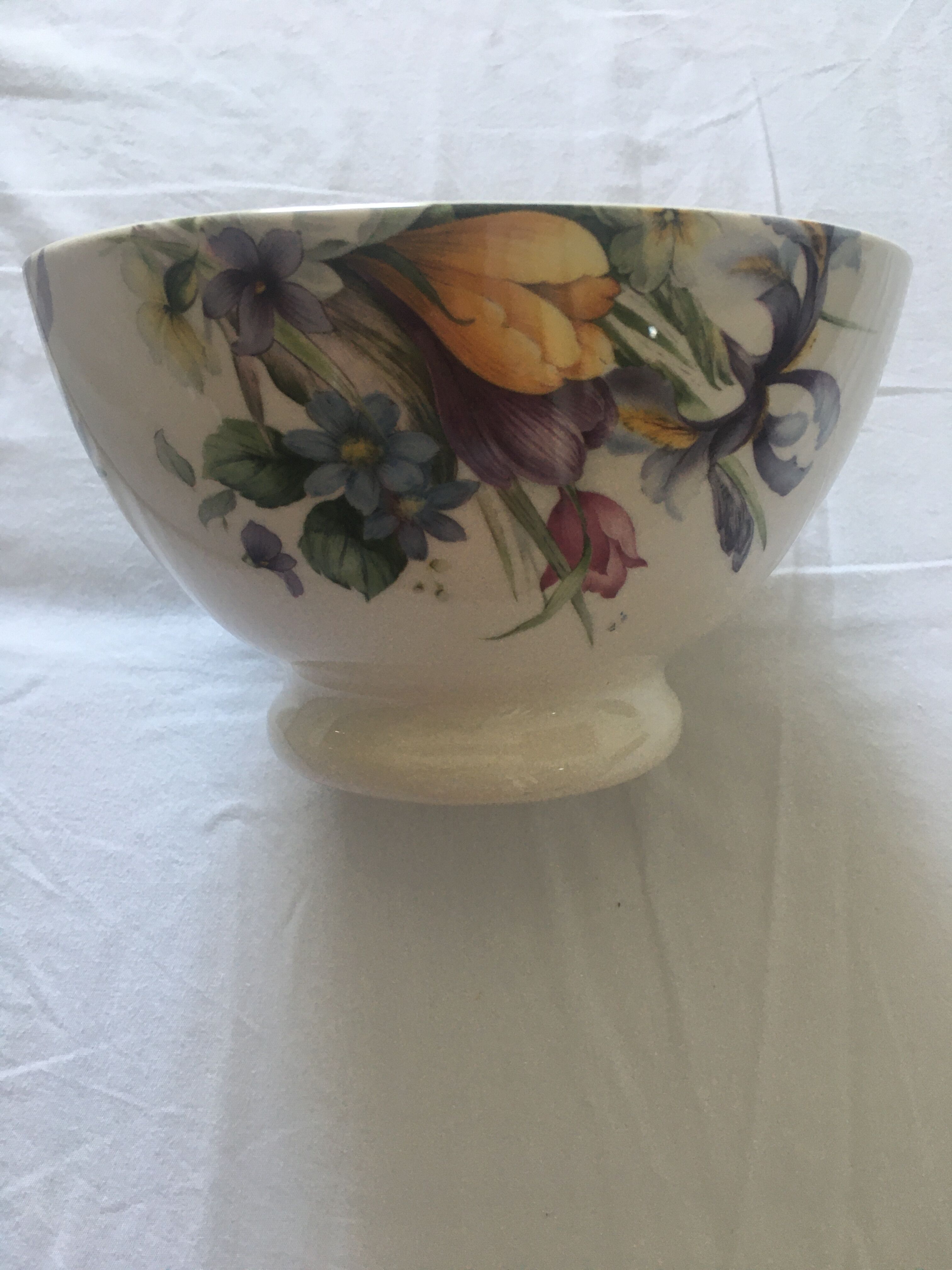 Bowl on old pedestal in earthenware