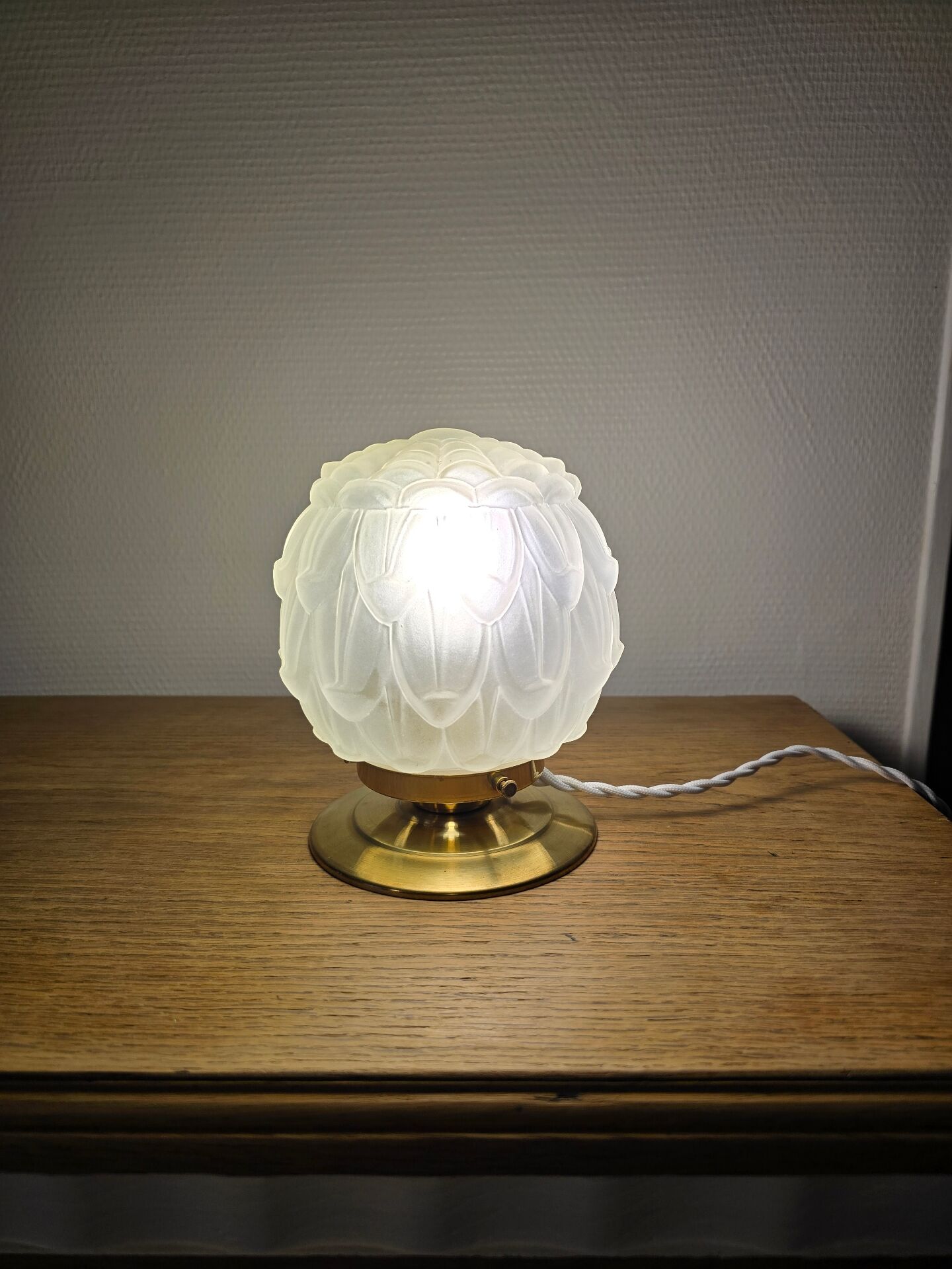 Vintage Art Deco table lamp with its artichoke globe.