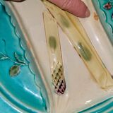 Assiette à asperges majolique – barbotine XIXe – bleu turquoise ancien
