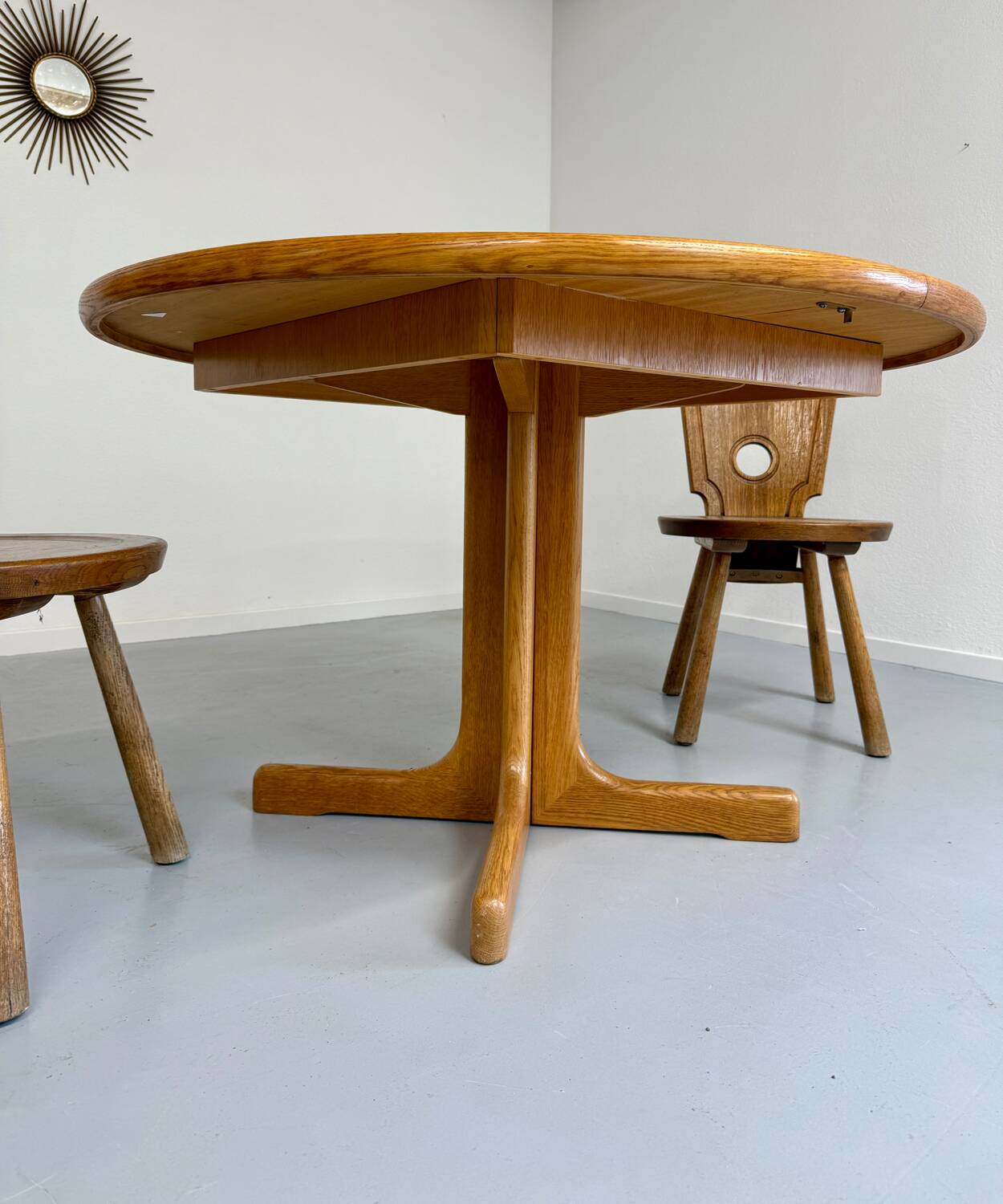 Antique round Scandinavian dining table from the 70s with 1 solid wood extension