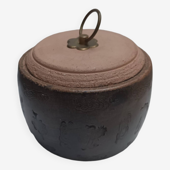 Empty stoneware pocket / pot with lid