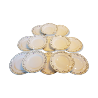Suite de 12 assiettes en faïence de Longwy