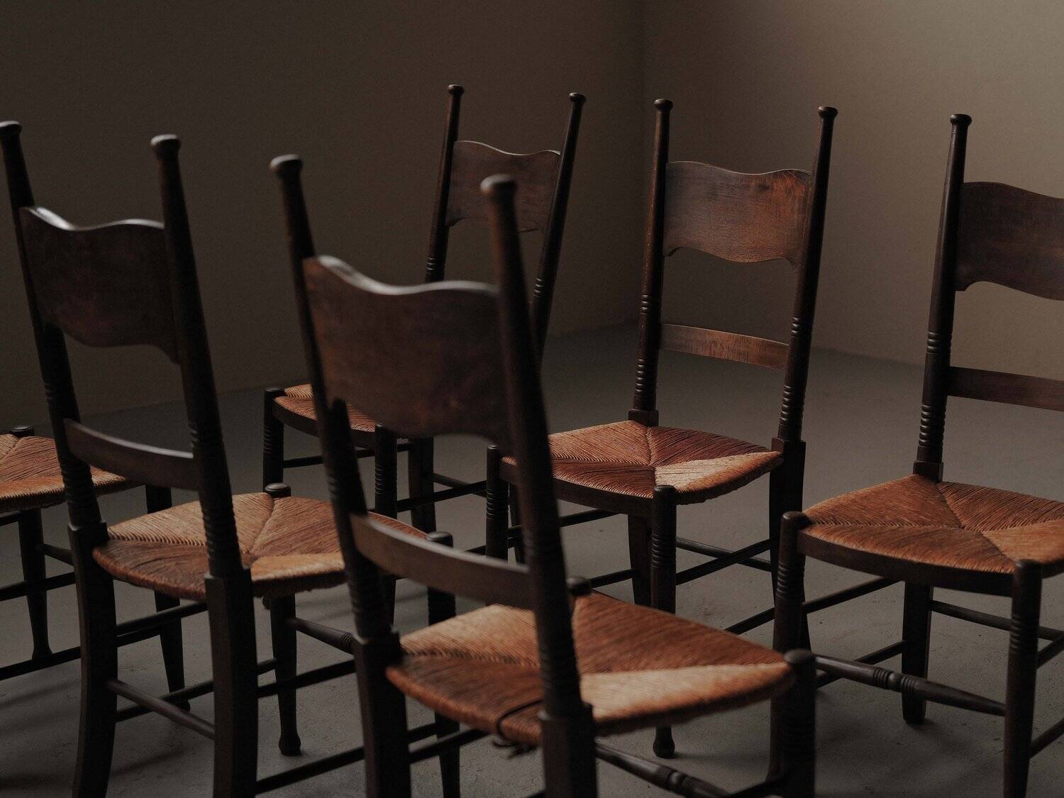 Set of 6 Arts & Crafts chairs, solid wood and straw, circa 1900.