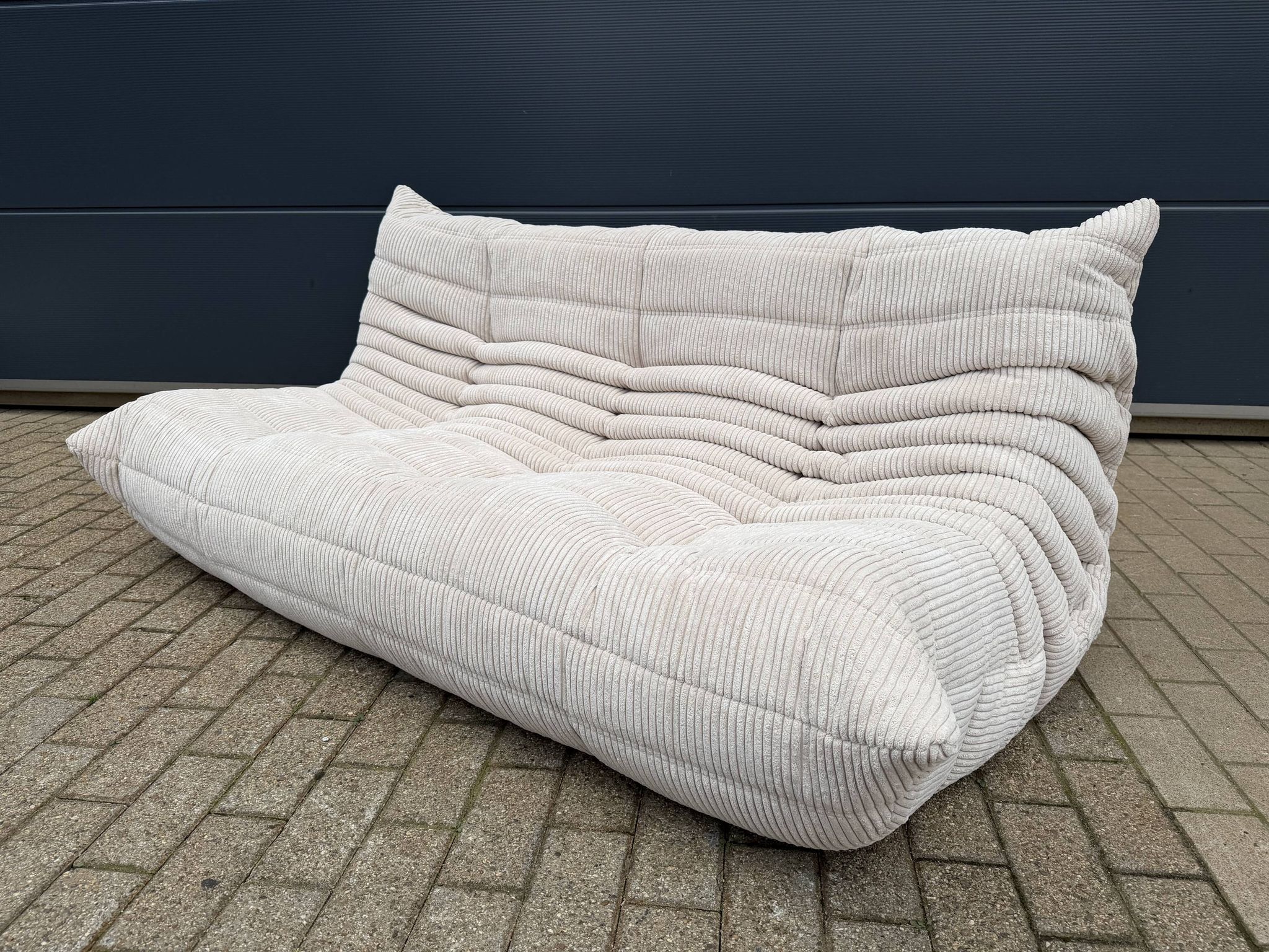 Ligne Roset Togo 3 places, 2 places et d'angle en velours côtelé beige