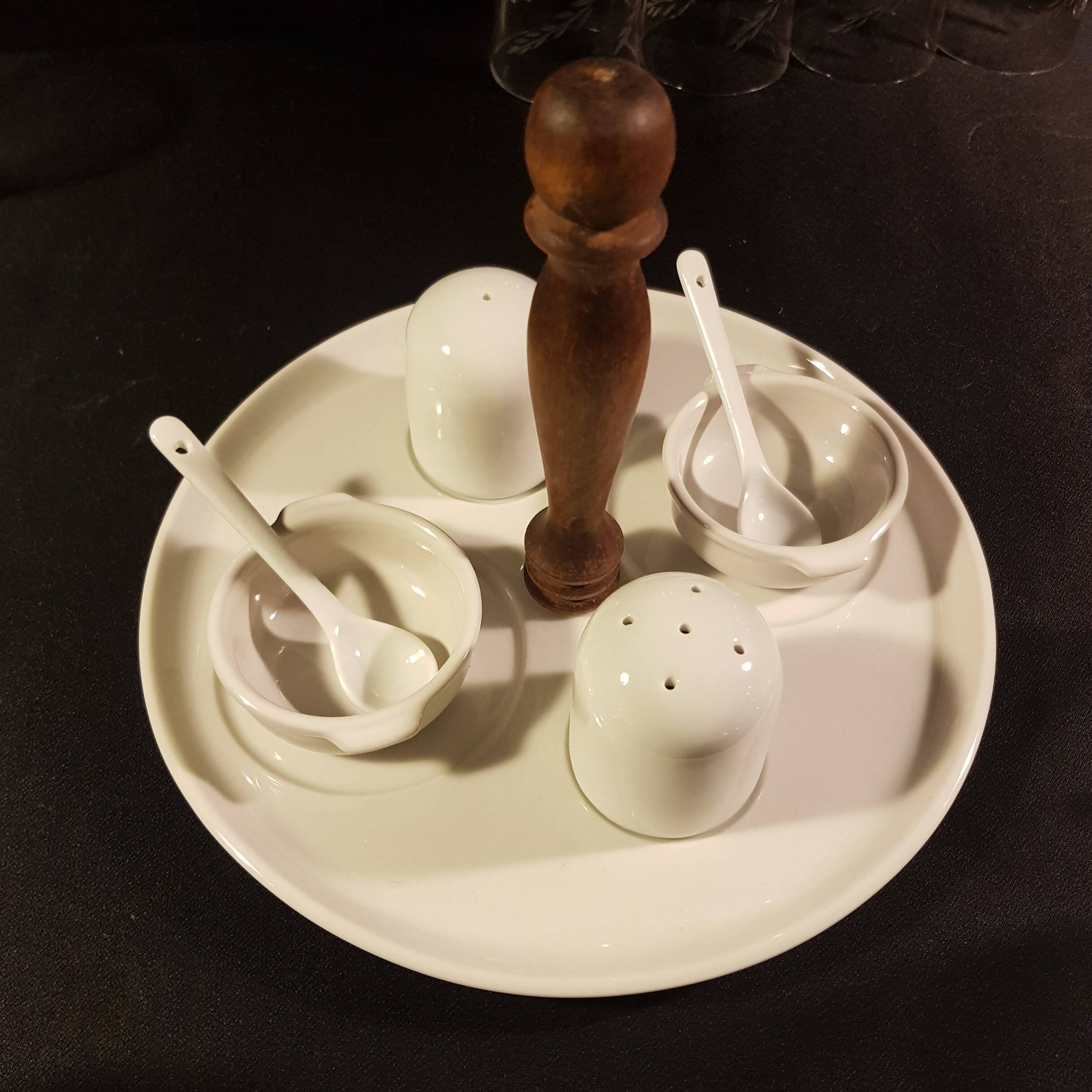 Spice and condiment server