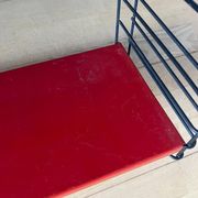 Étagère murale modulaire vintage Tomado en métal bleu, noir et rouge