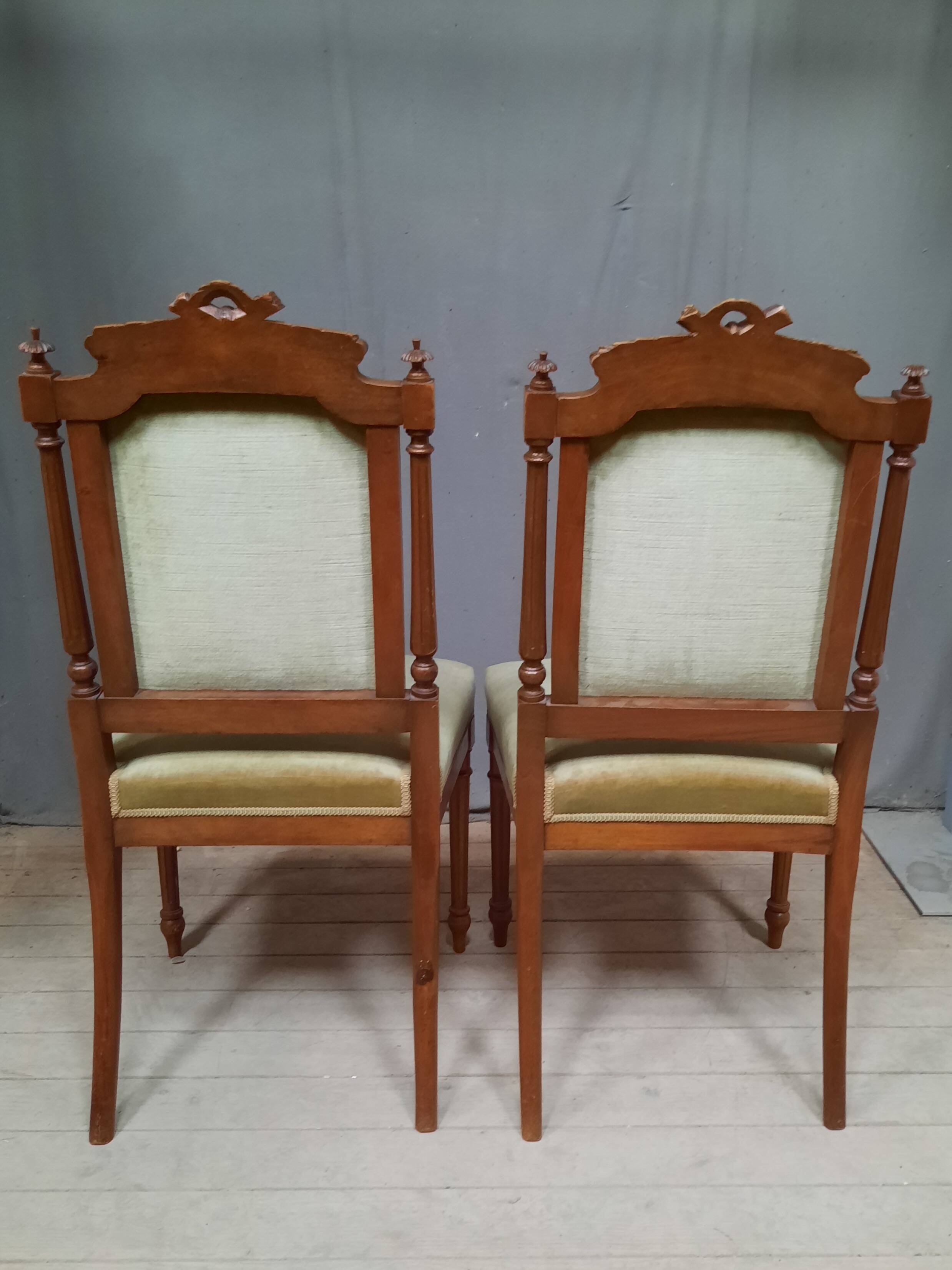 Paire de chaise en chêne et velour