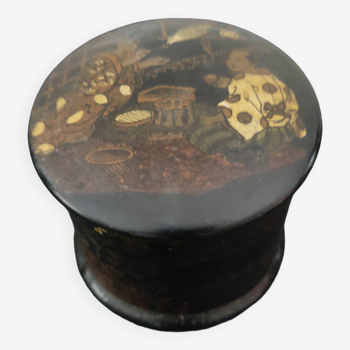 Napoleon III Japanese-style round box