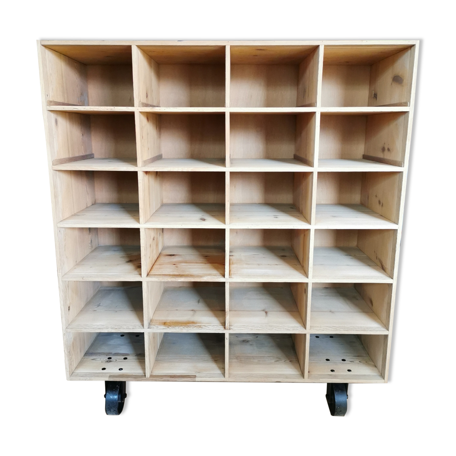 Trade furniture 24 lockers